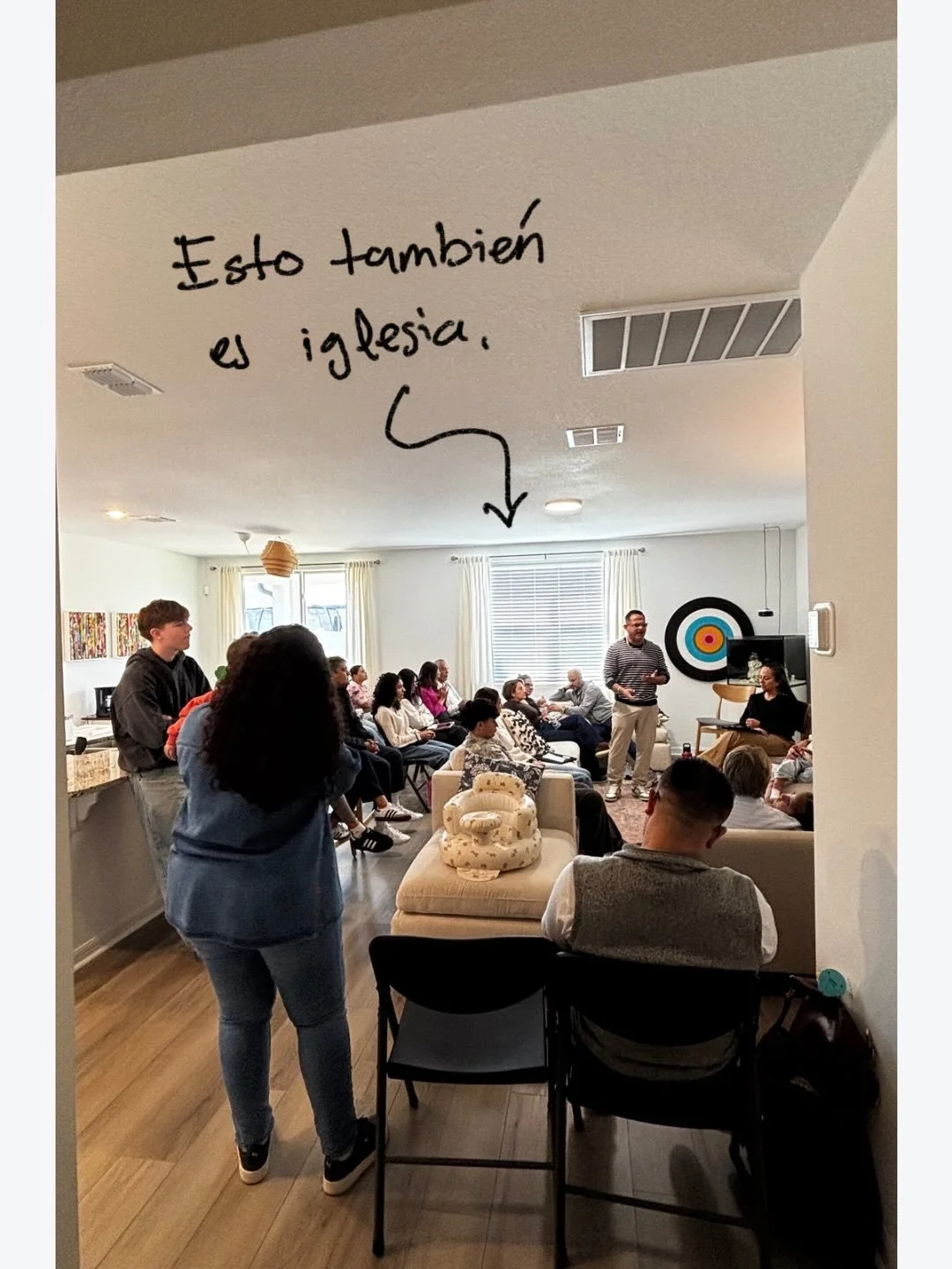 As&iacute; tambi&eacute;n se hace iglesia.
En la mesa.
En la sala.
En la conversaci&oacute;n.
En la Palabra abierta y la vida compartida.

No es el edificio.
No es el programa.
Son personas siguiendo a Jes&uacute;s juntas.

Esto tambi&eacute;n es dis