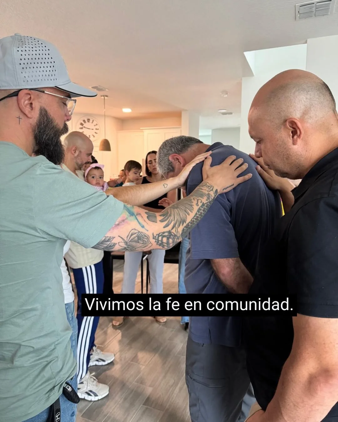 Estas fotos no muestran una estrategia.

Muestran algo mucho m&aacute;s simple.

Personas abriendo sus casas.
Ni&ntilde;os creciendo entre conversaciones de fe.
Comidas compartidas.
Oraciones sinceras.
Biblia abierta.
Vidas entrelazadas.

Creemos que