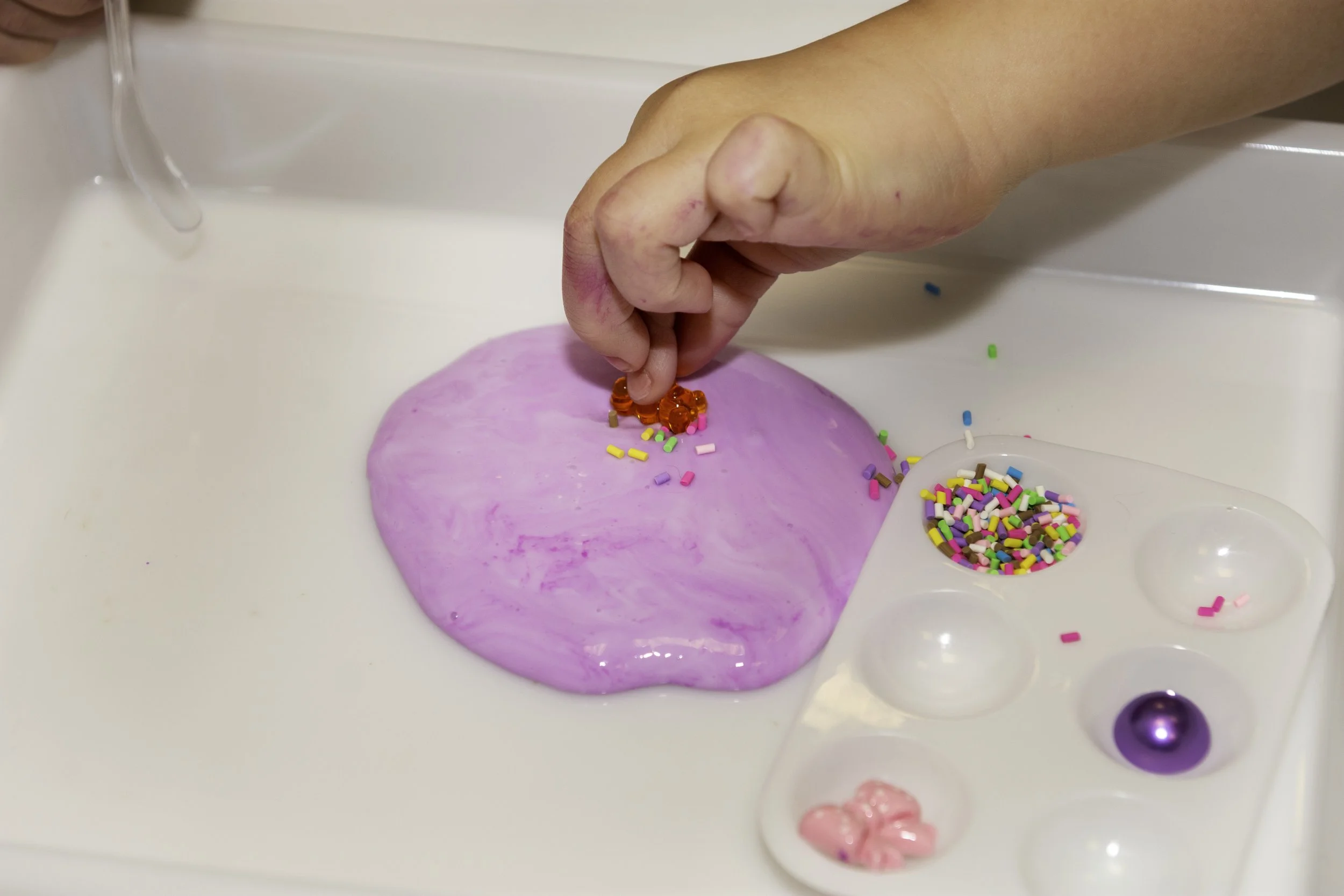 Child making custom slime at Mini Makers in Richmond, VA