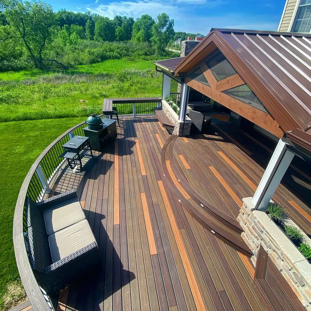 Custom_Curved_Composite_Decking_with_Cover.webp