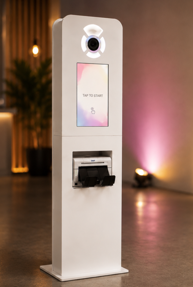 Ein moderne Fotobox in weiß mit Sofortdruck für verschiedene Events. Großes Display.