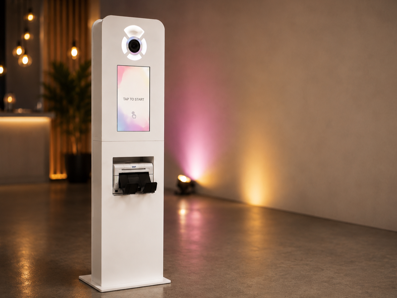 Ein moderne Fotobox in weiß mit Sofortdruck für verschiedene Events. Großes Display.