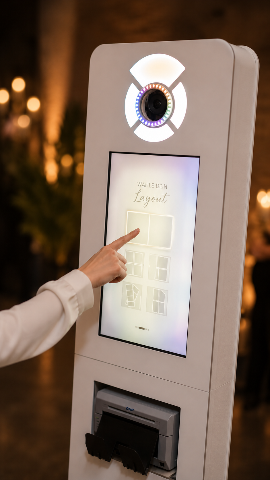 Fotobox Berührungssensor mit Touchscreen, an dem eine Person ein Layout auswählt, mit Beleuchtungsring und Kamera oben