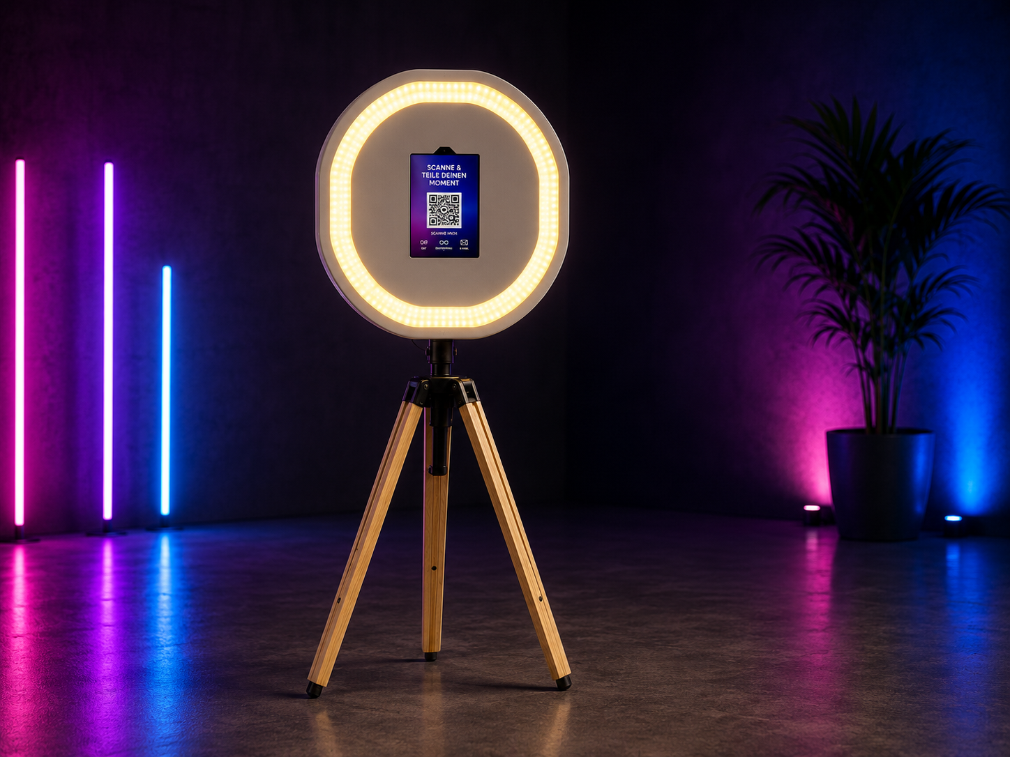 Moderne runde Fotobox auf Holz-Dreibein mit Ringlicht auf einem Abiball. QR-Code-Station.