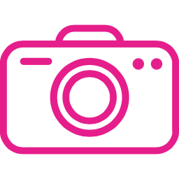 Eine Fotokamera in Pink auf schwarzem Hintergrund