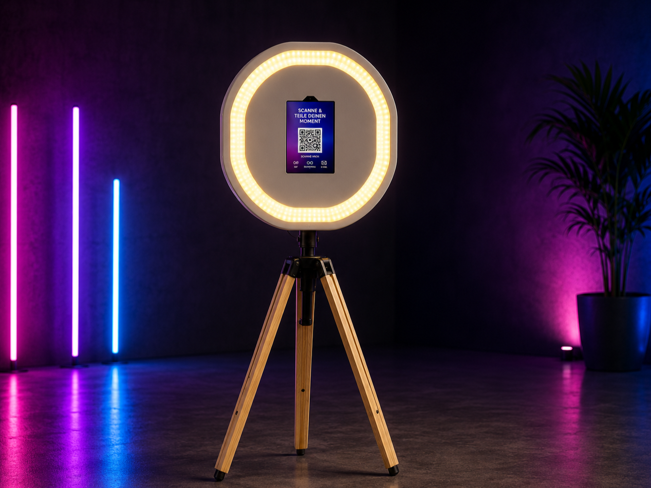 Moderne runde Fotobox auf Holz-Dreibein mit Ringlicht auf einem Abiball.
