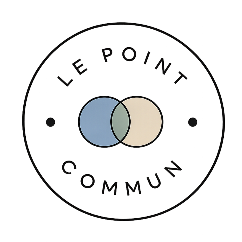 A circular logo with the text 'LE POINT COMMUNITY' around the top and bottom edges. In the center, there are two overlapping circles, one blue and one beige, forming a Venn diagram, with the intersection shaded green.