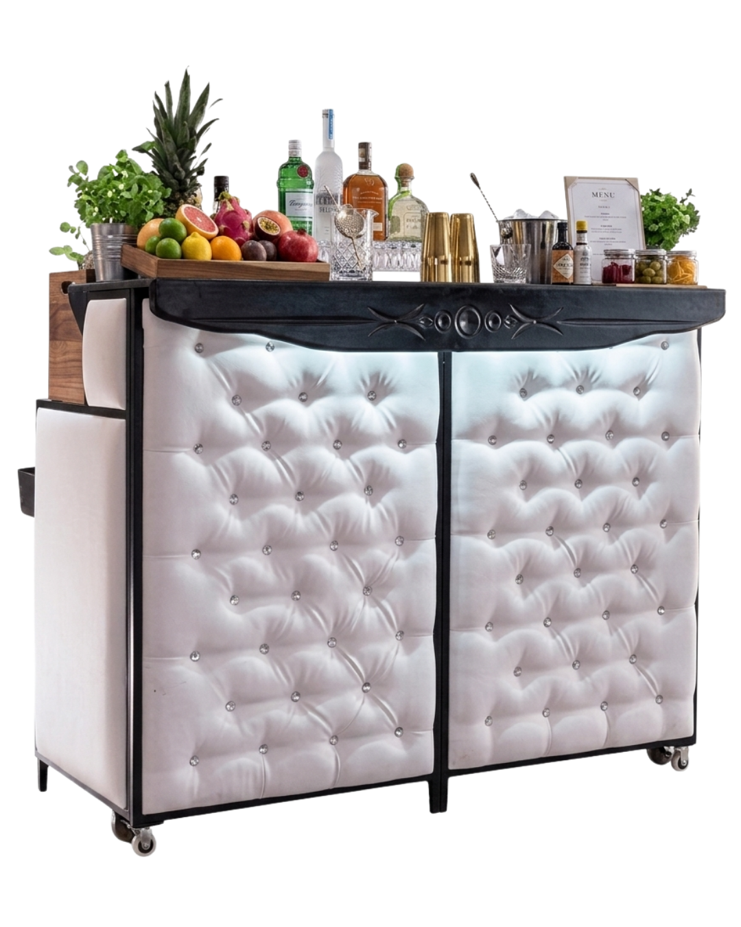 Bar de coquetel com frutas, bebidas alcoólicas, copos dourados, utensílios e plantas decorativas.