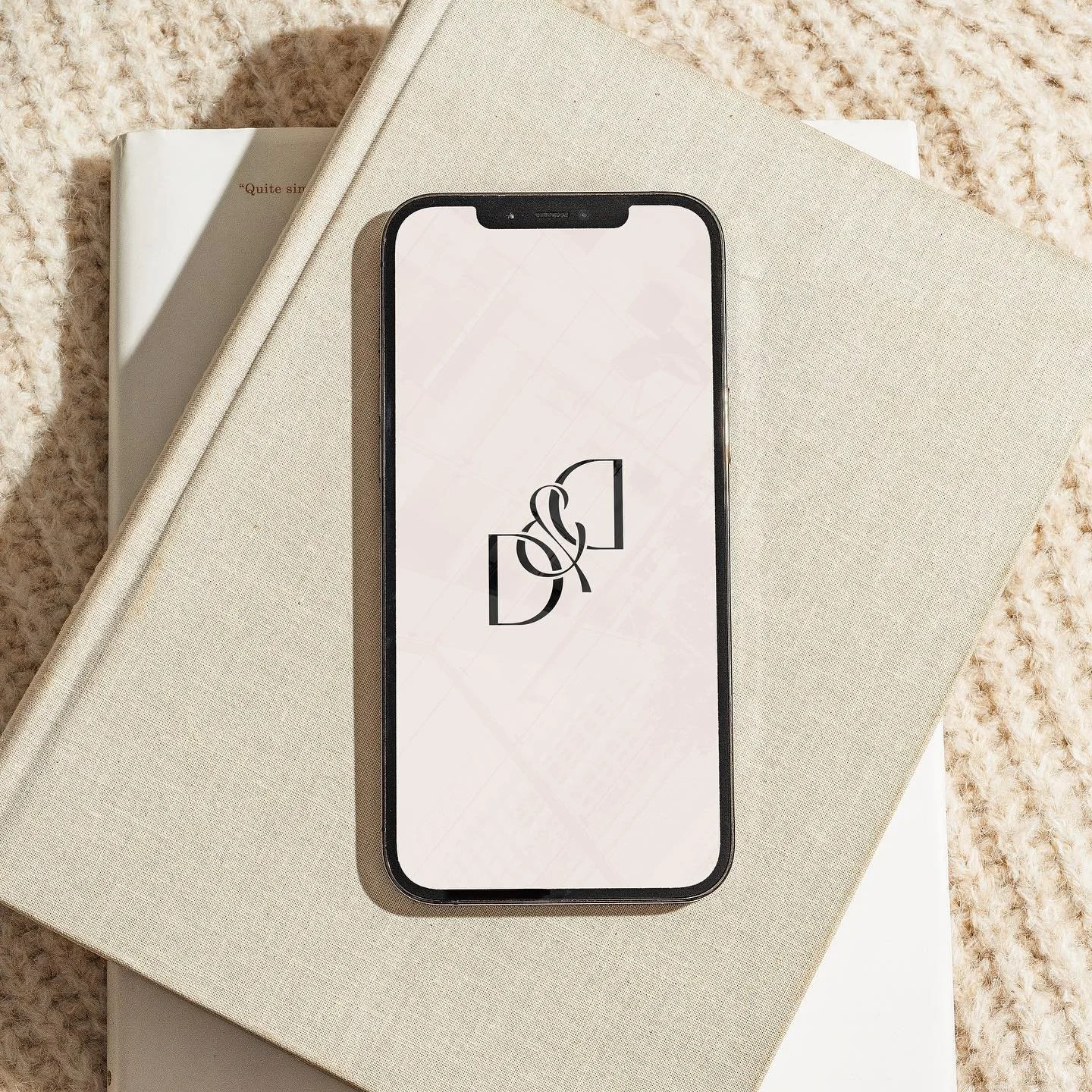 Let&rsquo;s talk brandmarks ✨

A brandmark is an alternative logo that is usually more simple than your primary logo. It&rsquo;s the perfect extension of your brand, especially for smaller scale designs. They are often used as social media profile pi