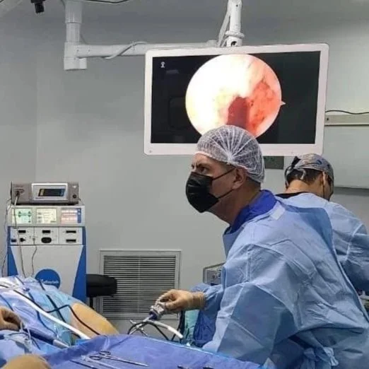 El Dr. Romero y su equipo médico realizando una cirugía artroscópica para LCA de mínima invasión en quirófano avanzado en Mexicali.