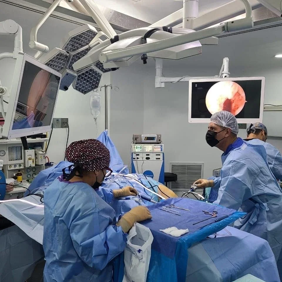 El Dr. Romero y su equipo médico realizando una cirugía artroscópica de mínima invasión para LCA en quirófano avanzado en Mexicali.