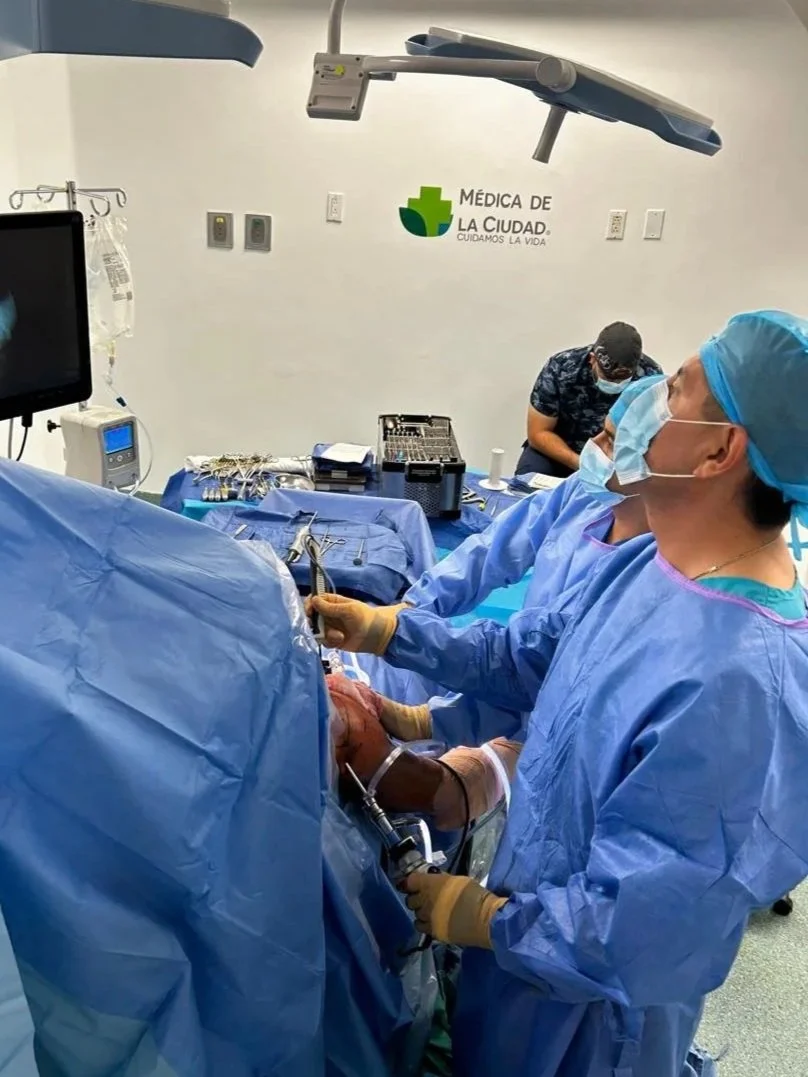 El Dr. Romero y su equipo médico realizando una cirugía artroscópica de mínima invasión en quirófano avanzado en Mexicali.