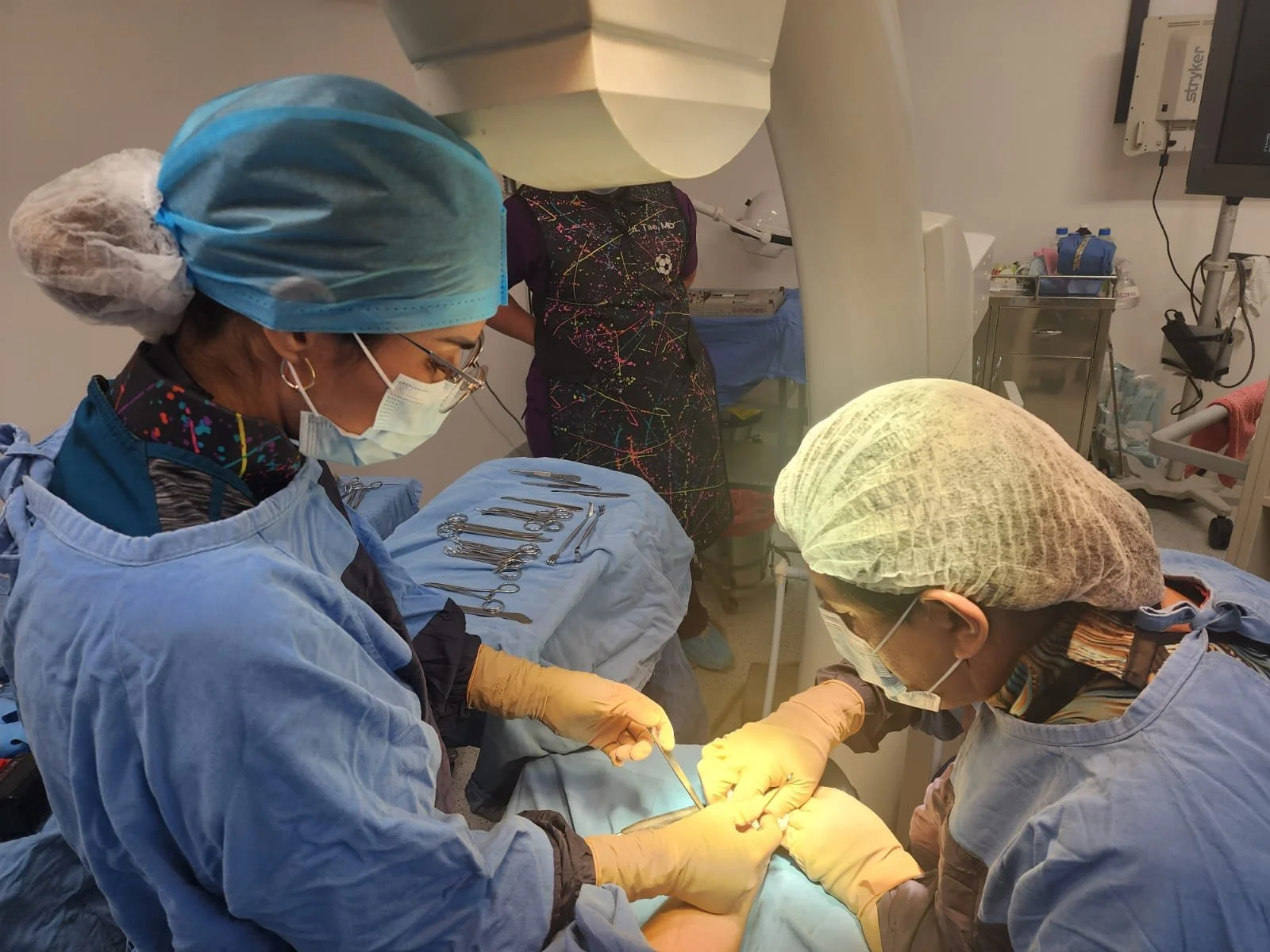 El Dr. Romero y su equipo médico realizando una cirugía para una fractura en quirófano avanzado en Mexicali.