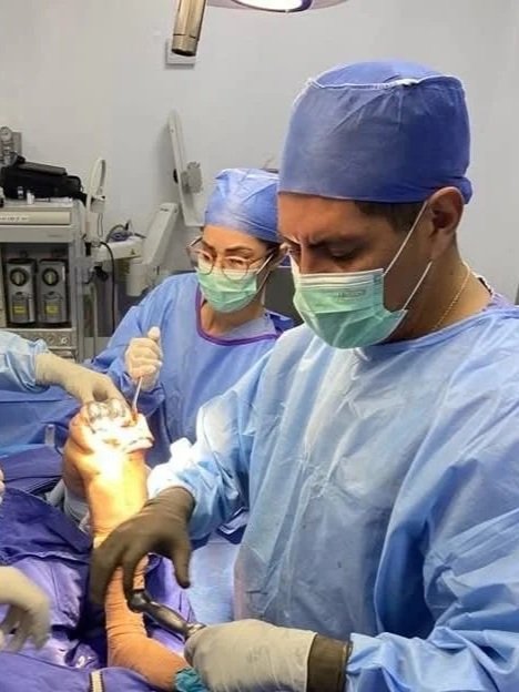 	
El Dr. Romero y su equipo médico realizando una cirugía de prótesis de rodilla en quirófano avanzado en Mexicali.