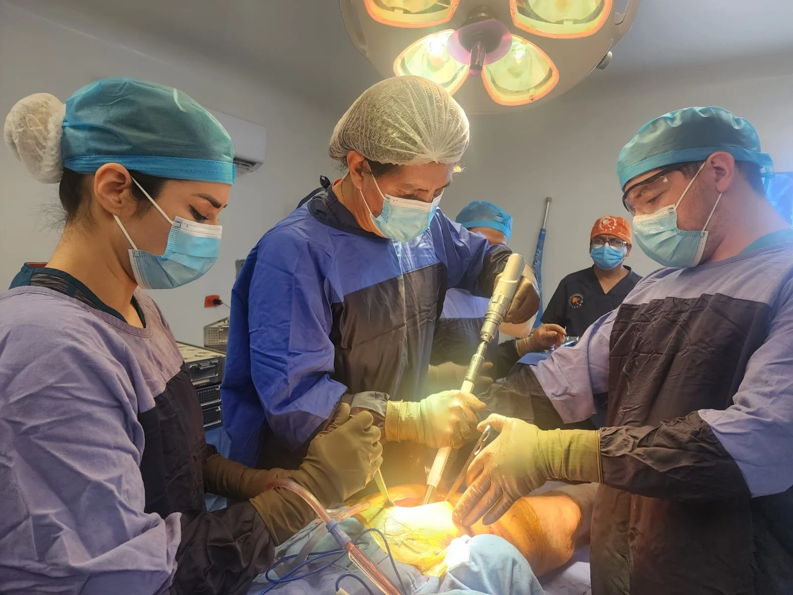 El Dr. Romero y su equipo médico realizando una cirugía de prótesis de cadera en quirófano avanzado en Mexicali.
