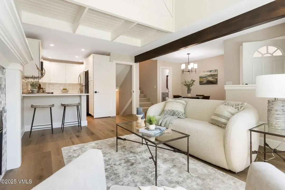 Luxury mountain living room showcasing the lifestyle and homes represented by Danielle Huidekoper, a Vail Valley real estate advisor with LIV Sotheby's International Realty.