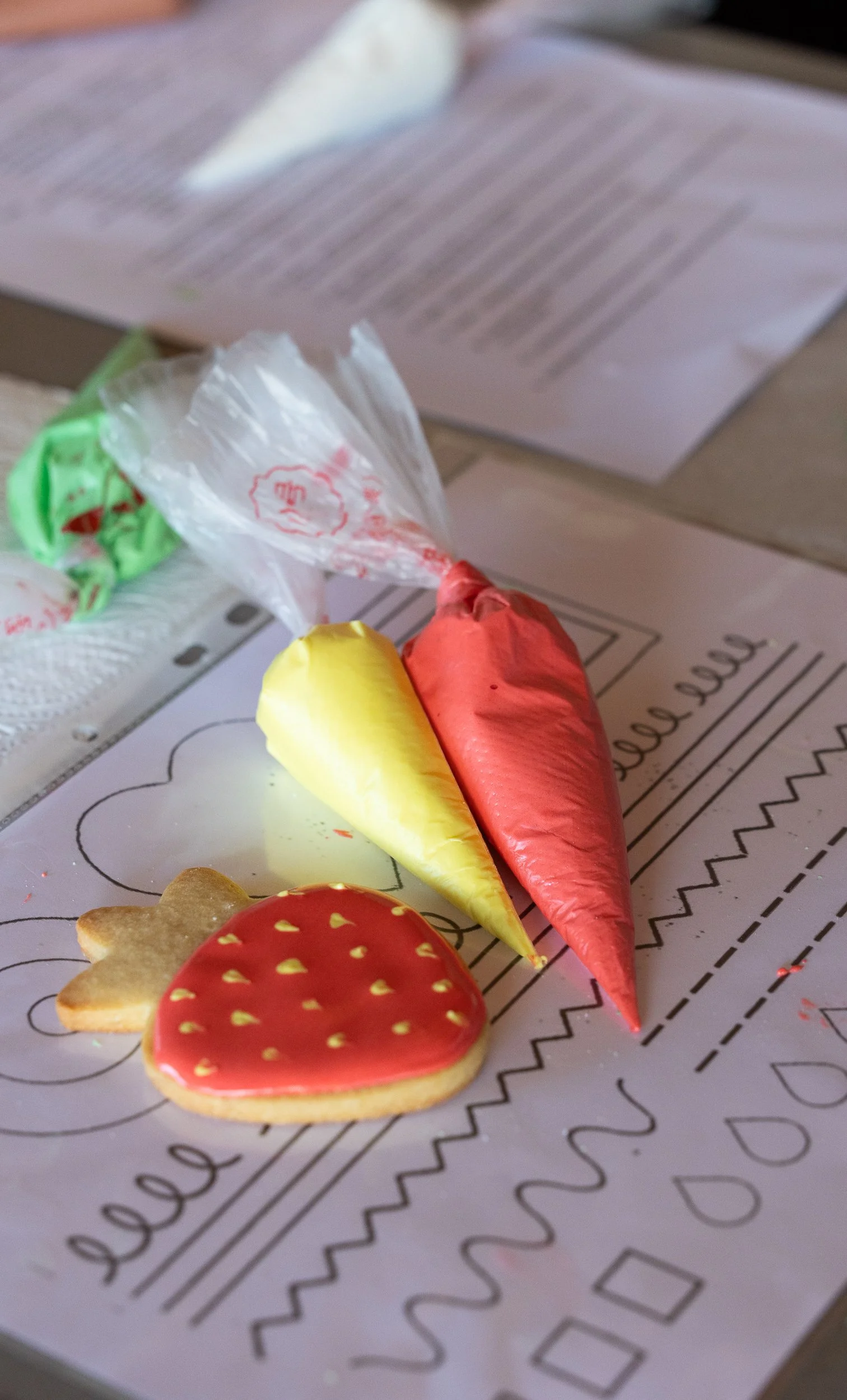 learn to ice biscuits as a fun activity to do with friends for a hen party, 40th, 30th, 70th, 60th, corporate team building event in Oxfordshire, Berkshire, buckinghamshire