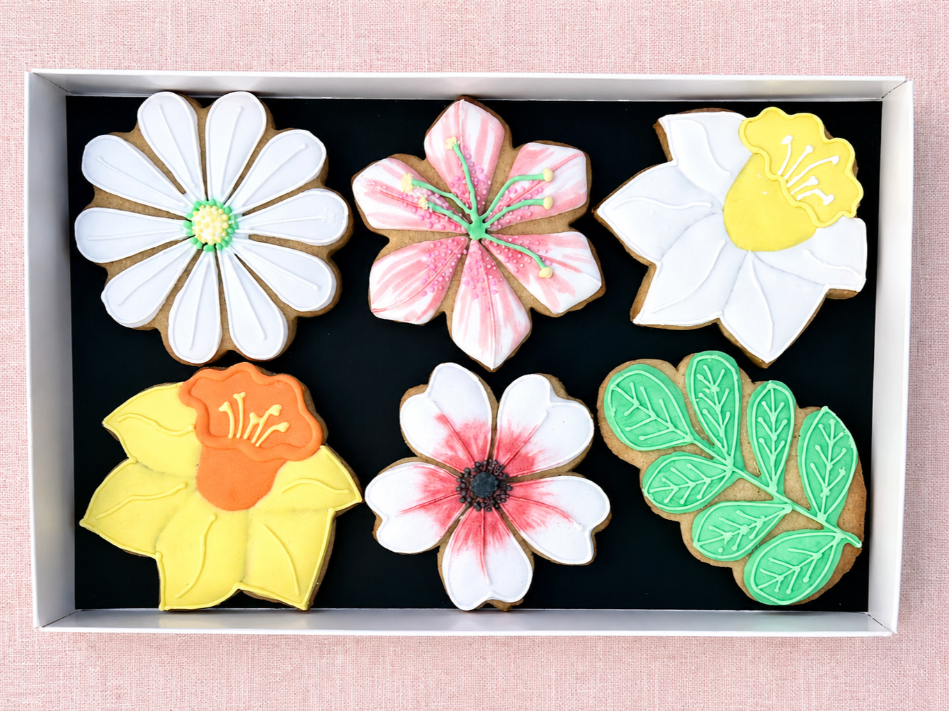 Flower shaped iced biscuits are a good present or gift for a female friend who is hard to buy for.  Baked and hand-iced biscuits custom made for delivery across the UK