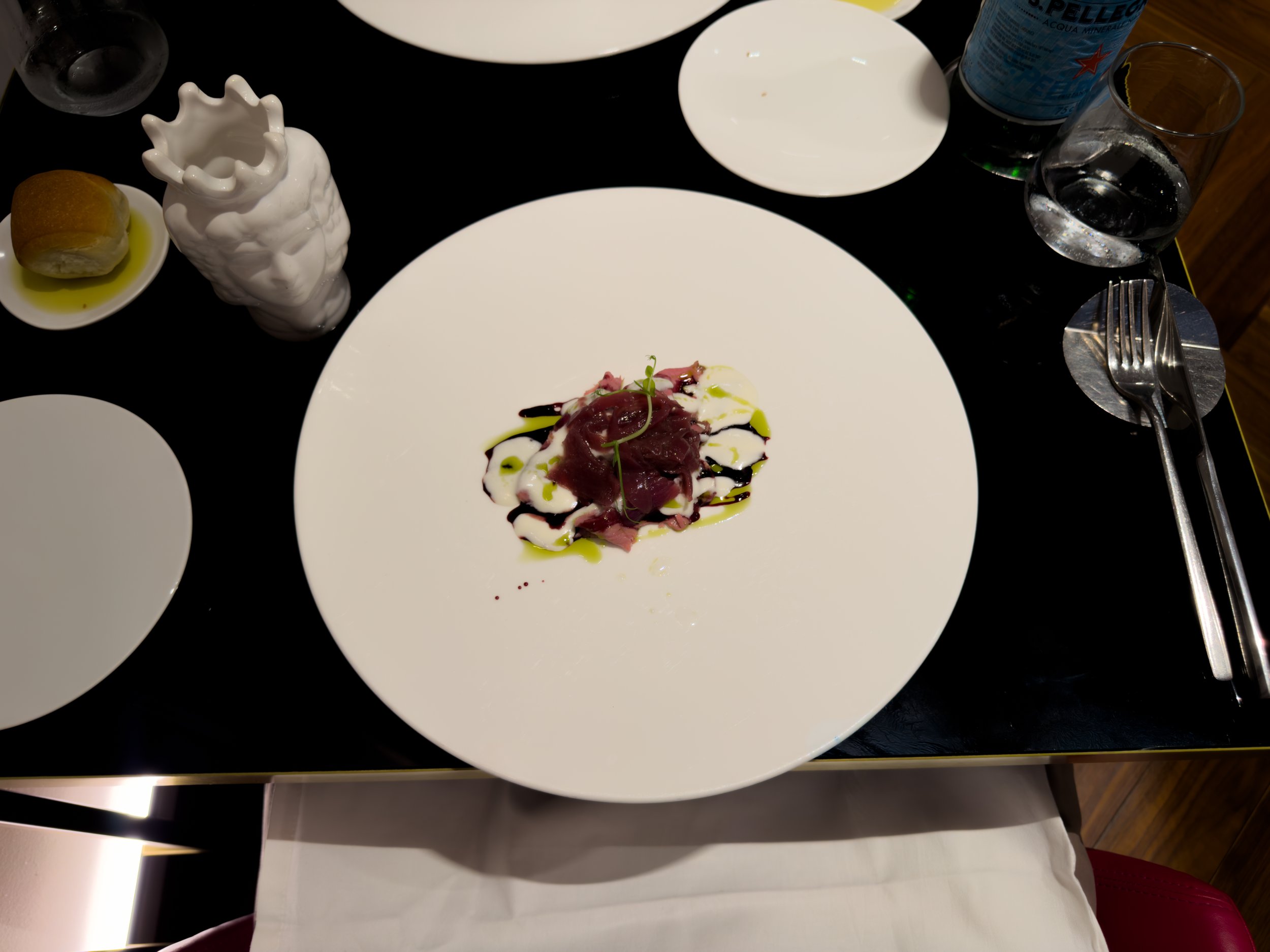 Vitello rosa served with buffalo mozzarella, Nero d’Avola reduction and sweet-and-sour onion at CR21 in Palermo.
