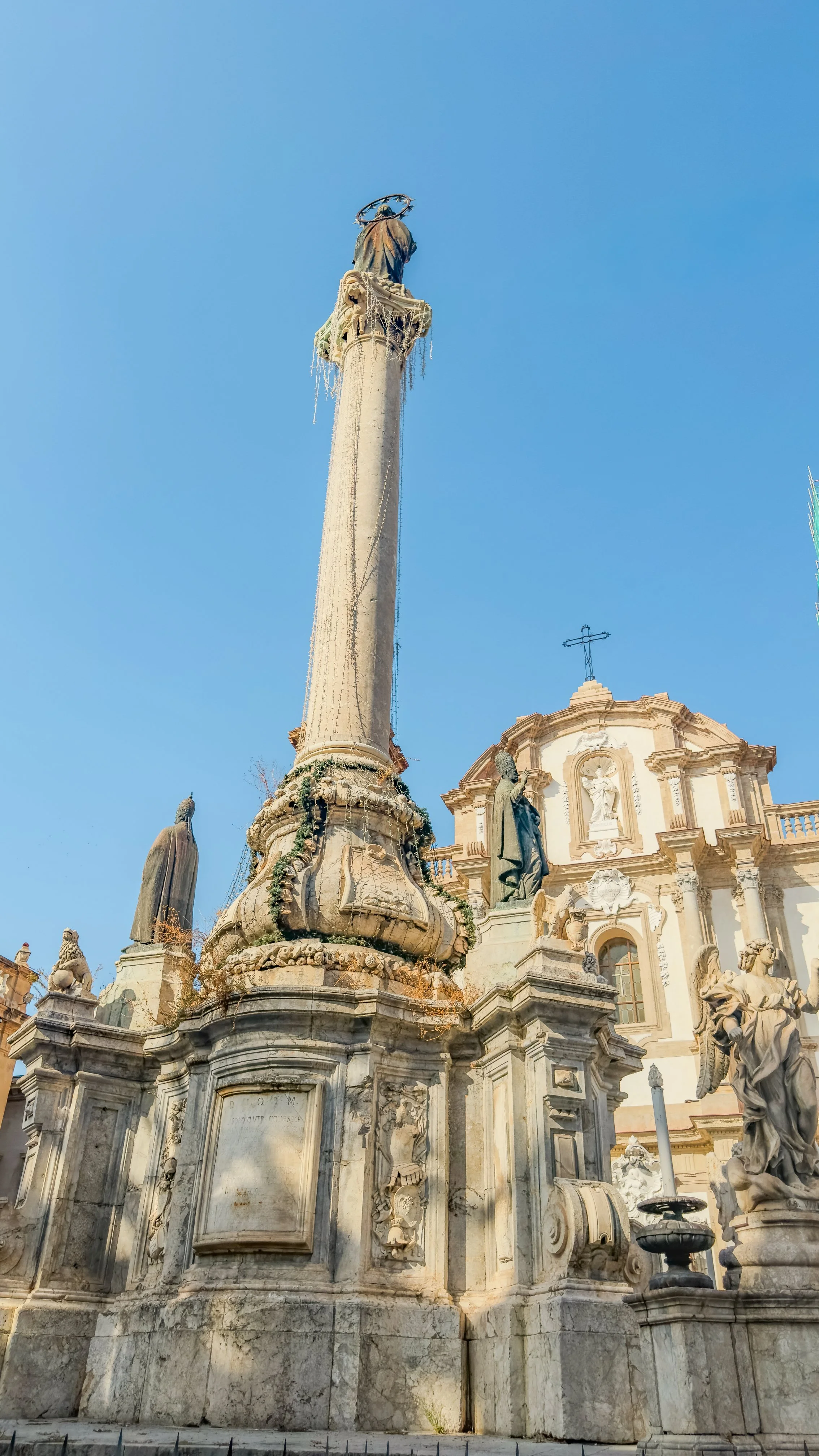 Colonna dell’Immacolata with marble statues and the Church of San Domenico in Palermo.