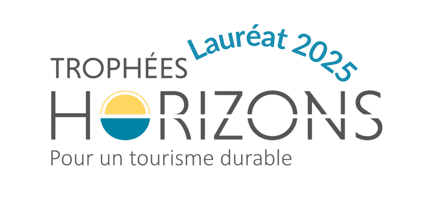 Logo de la compétition Trophées Horizons pour un tourisme durable avec un soleil et un cercle bleu, gris, blanc, couleur douce.