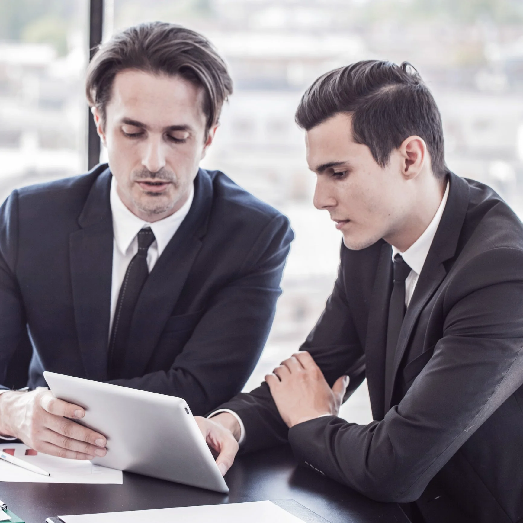 Instructor enseñando ventas a empresa de productos al consumidor