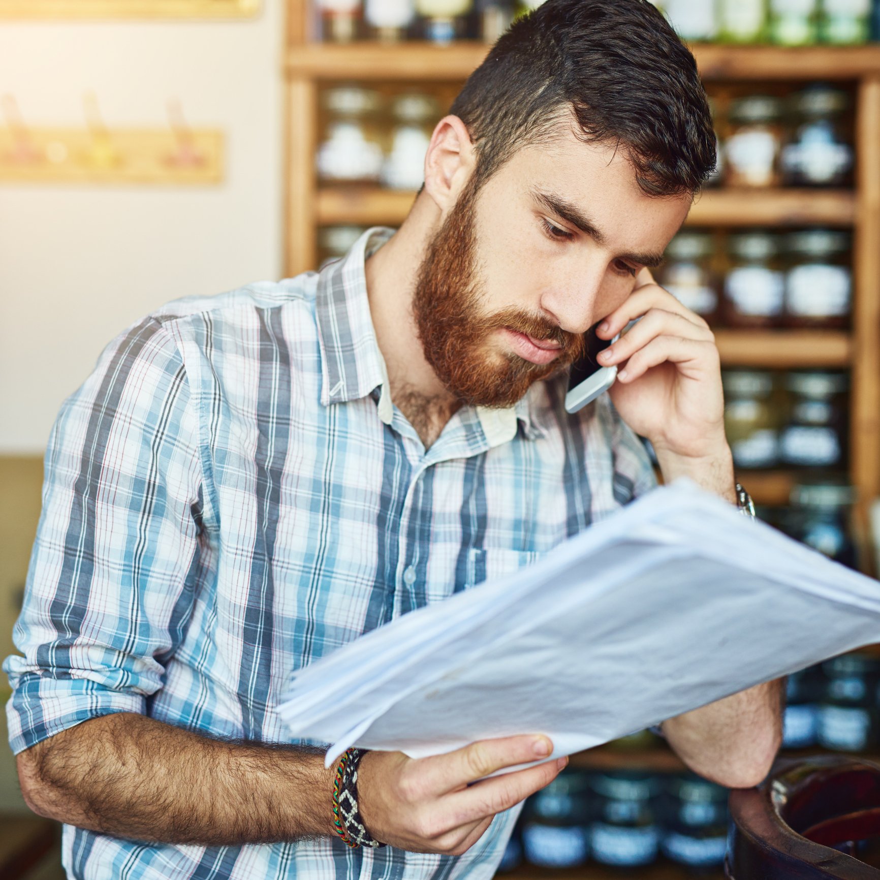 Instructor enseñando ventas y satisfacción de clientes a empresa de servicios