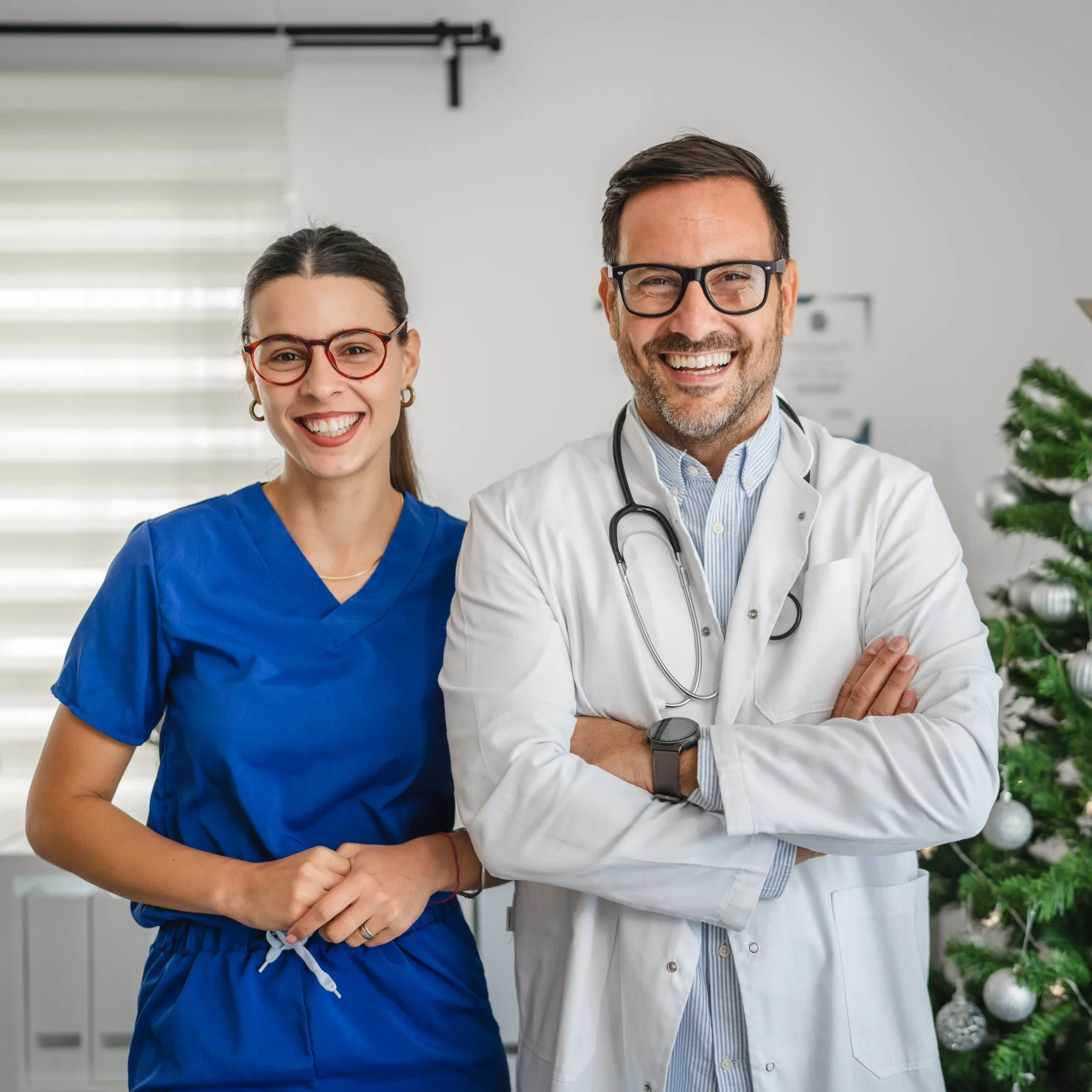 Instructor enseñando a médicos a mejorar su servicio y su marca personal