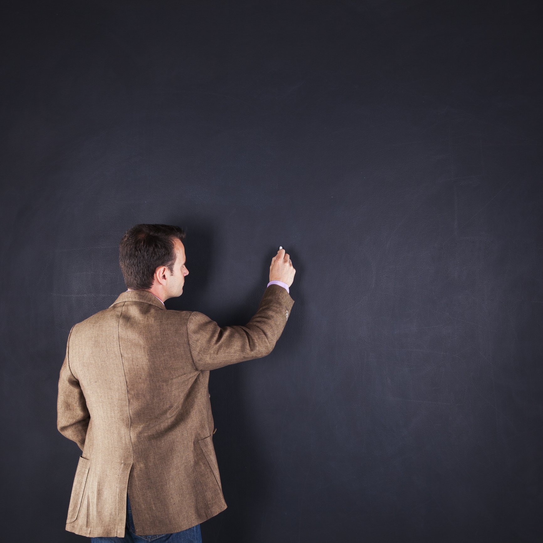 Instructor enseñando técnicas didácticas a un profesor universitario