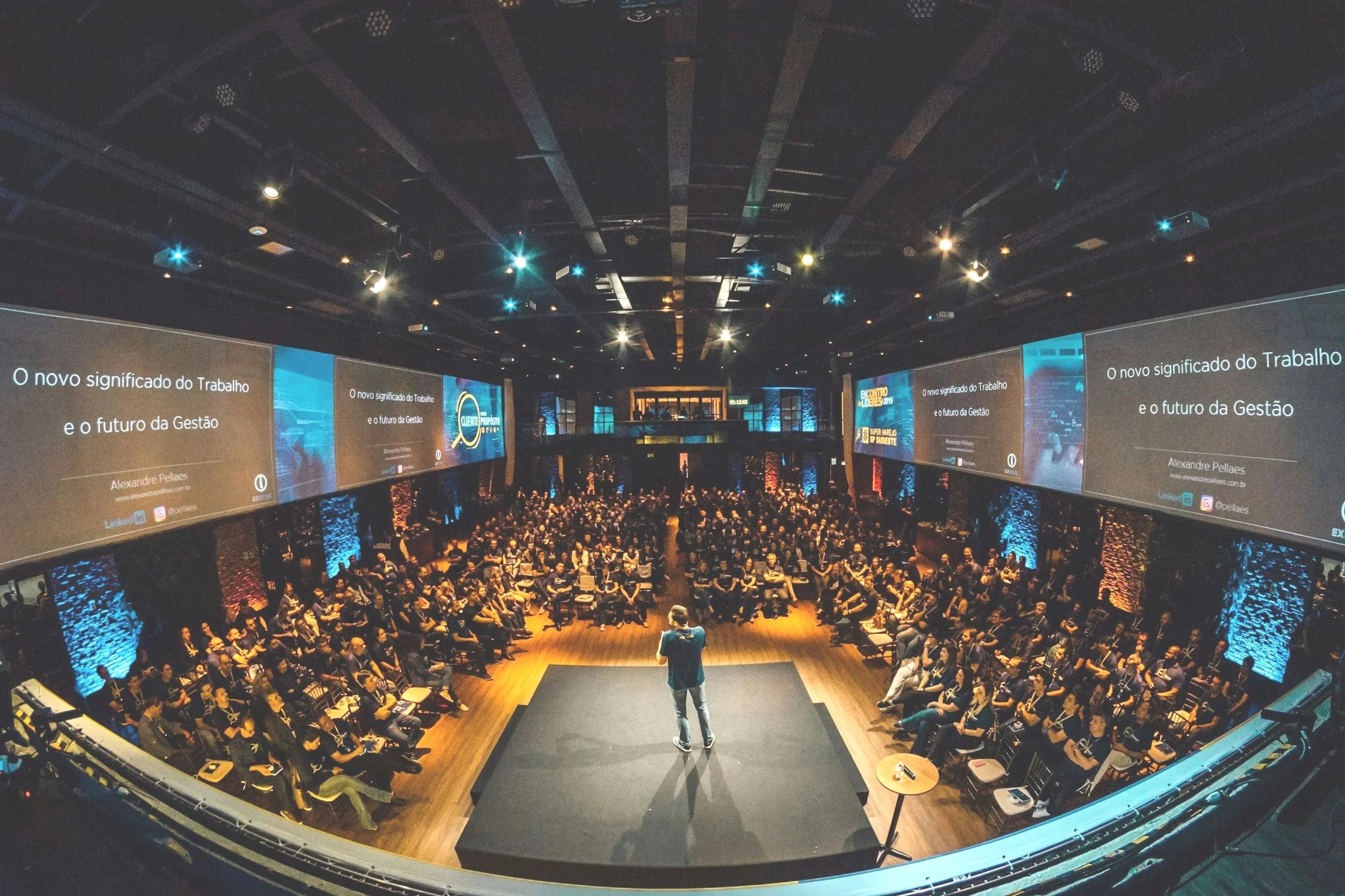Conferencista hablando frente a colaboradores de una empresa de productos B2B