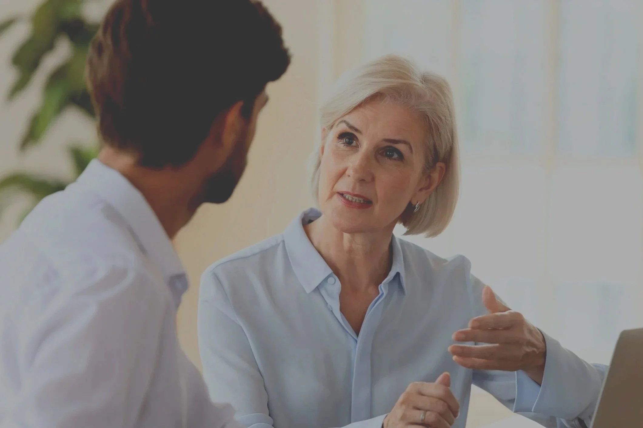 Coach en sesión con colaborador de una empresa de productos de salud