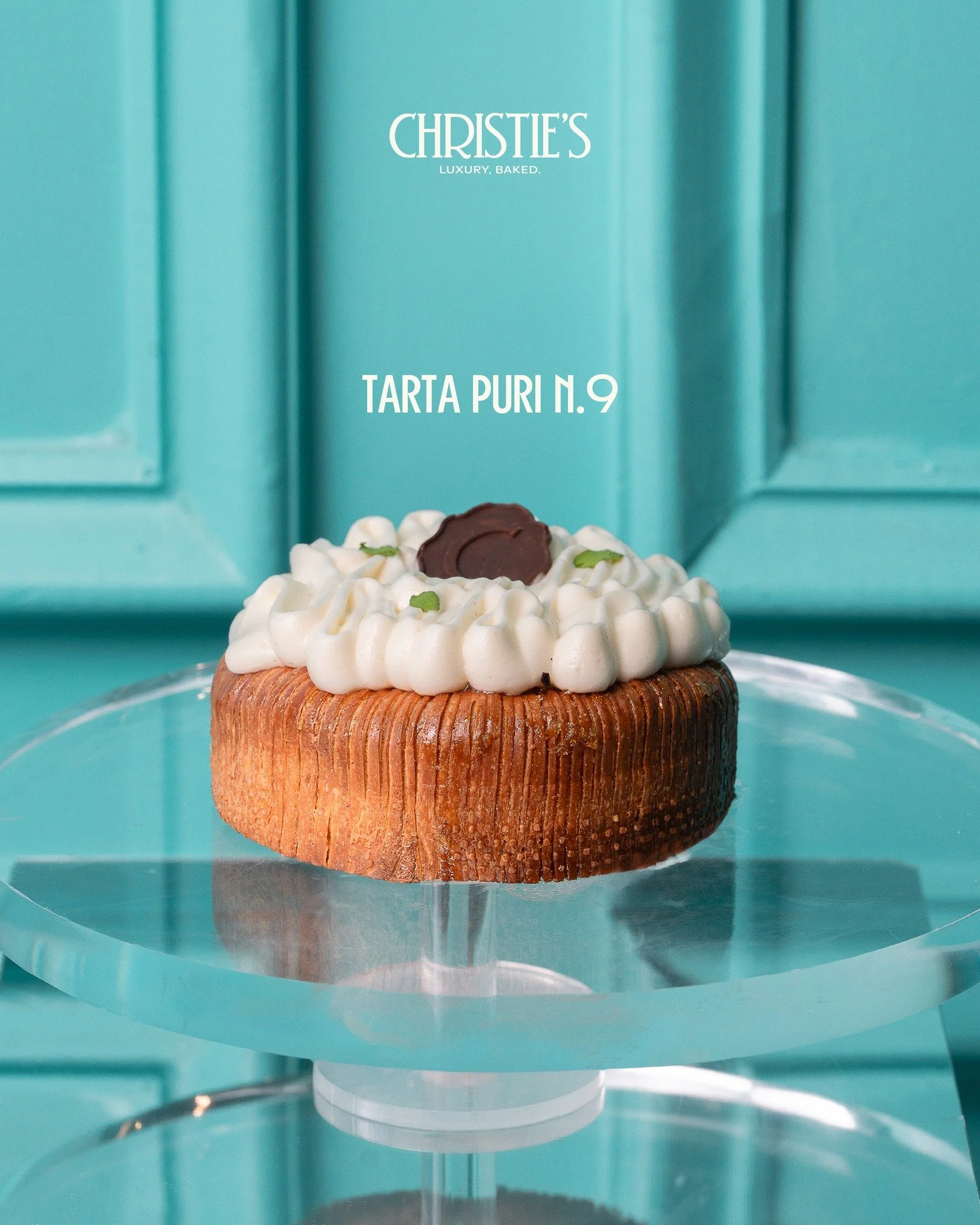 Tarta Puri N.9
&ldquo;The Buckingham Collection&rdquo;
Familia Cercana

Esta pieza celebra una forma distinta de cercan&iacute;a.
No es el mismo lazo que une a dos hermanas. Es otro lenguaje: m&aacute;s ligero, m&aacute;s espont&aacute;neo, pero capa