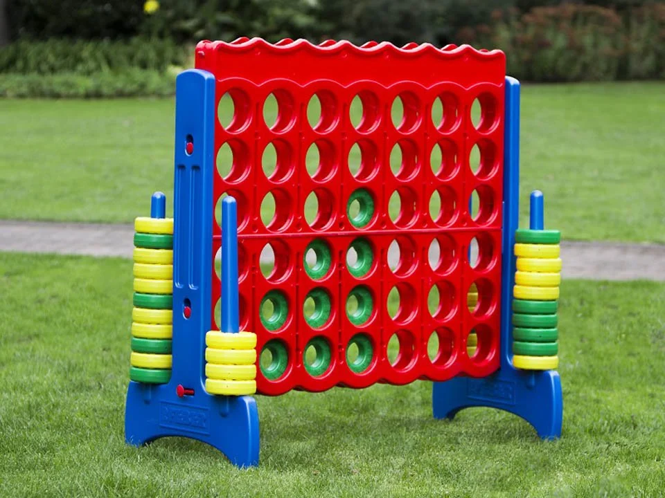 Giant-Connect-4_Outside_960x720.jpg