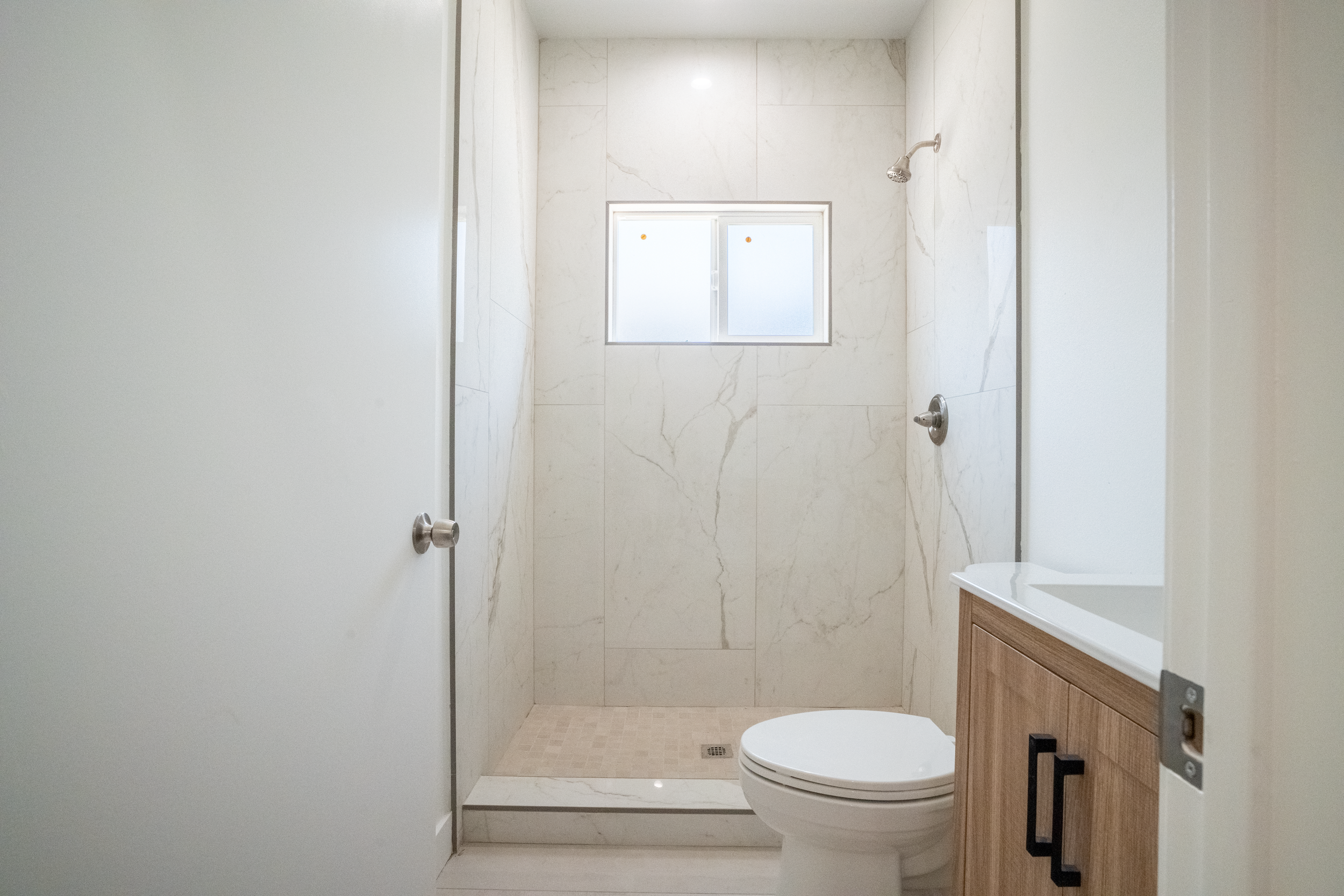The bathroom shared between the two rooms at the end of the hall.