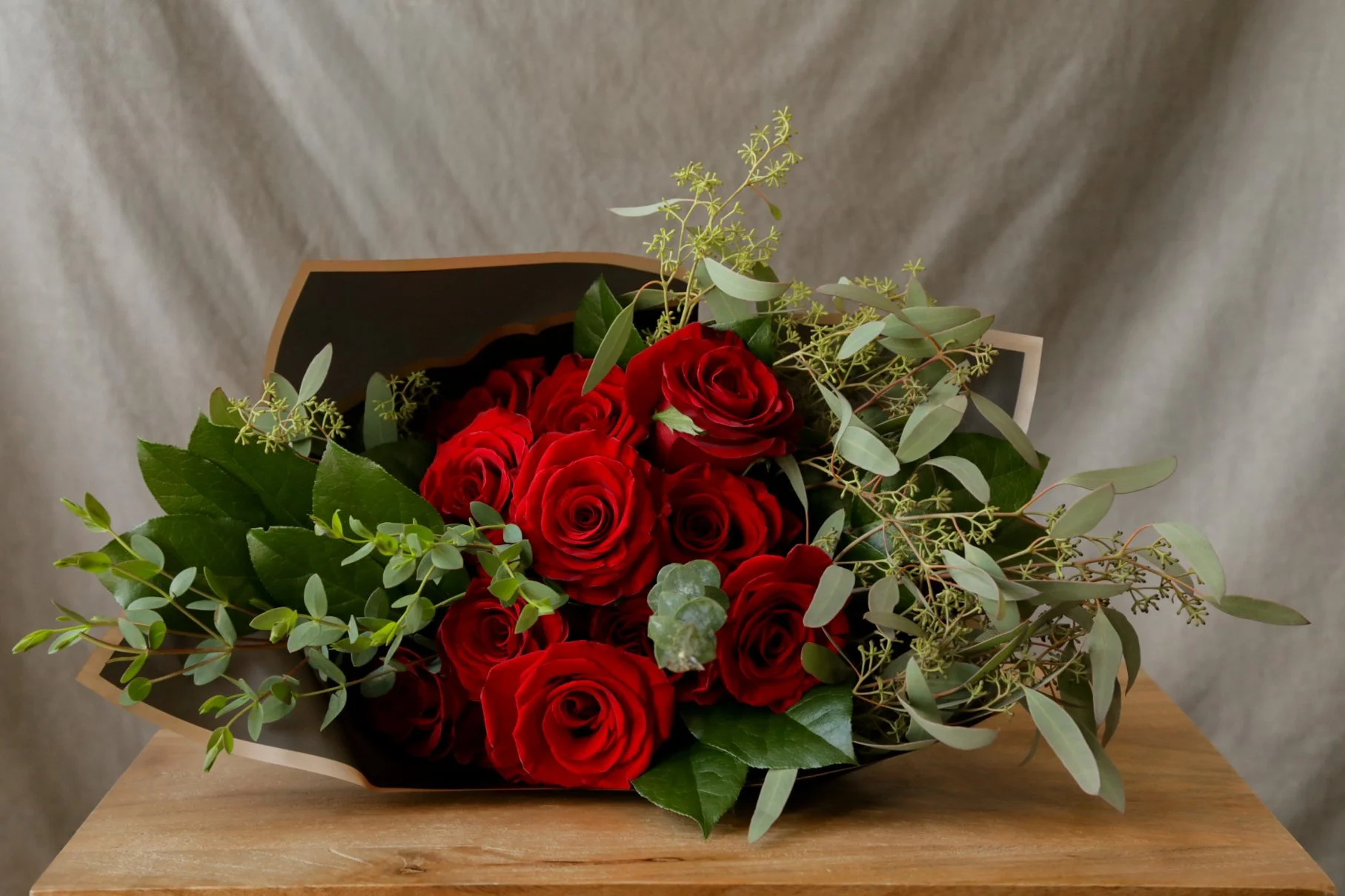 flowers-in-the-city-dozen-roses-red.jpg