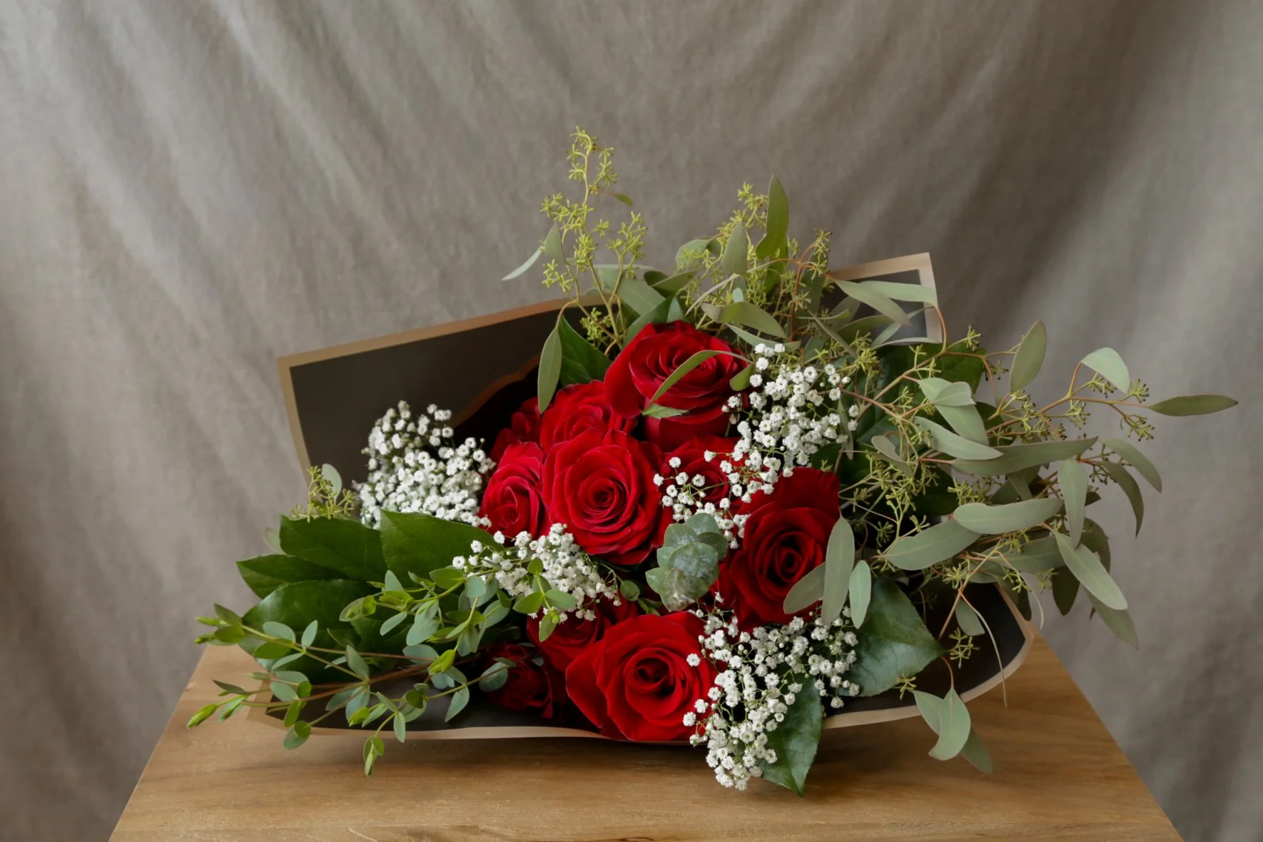 flowers-in-the-city-dozen-roses-red-babies-breath.jpg