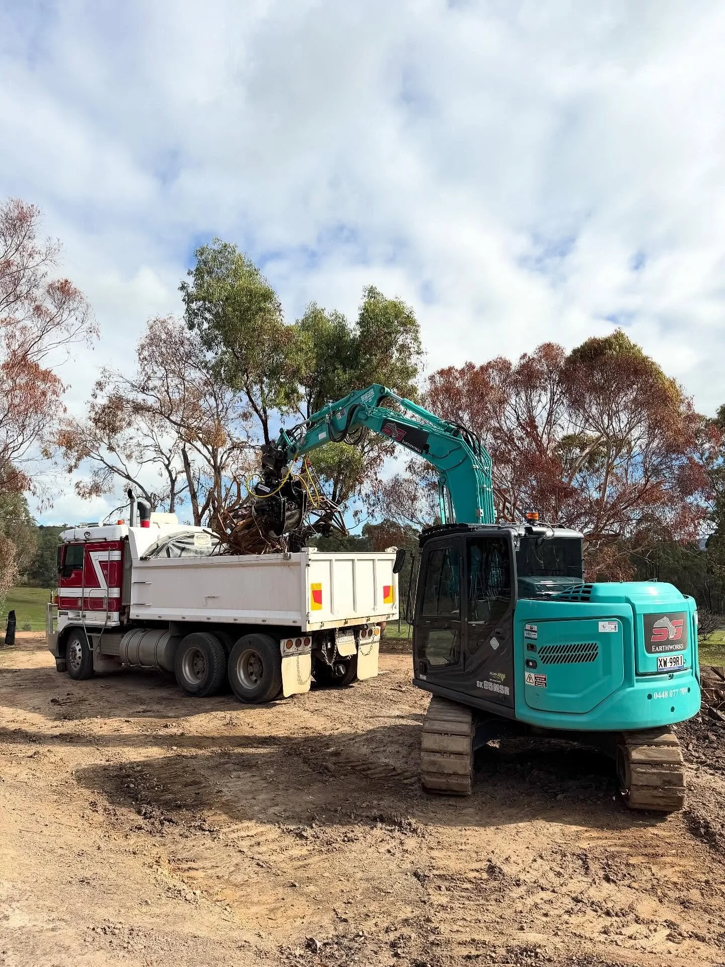 New grab from @limitlessattachments put straight to work. 

#earthmoving #earthworks #kenworth_trucks #k100