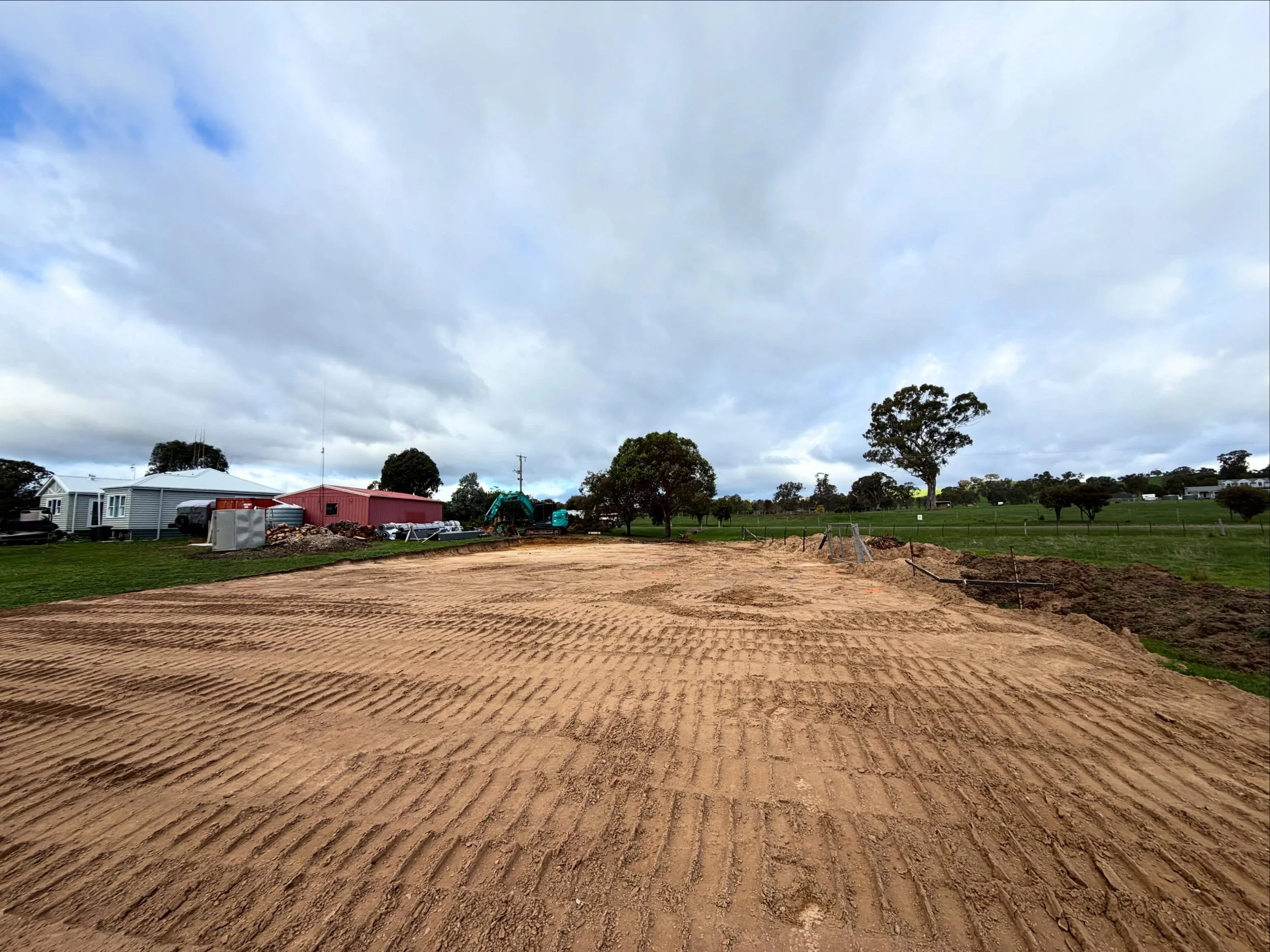 One of our recent jobs shed cut slab prep and driveway.

#earthmovingaustralia #kobelco #earthworks