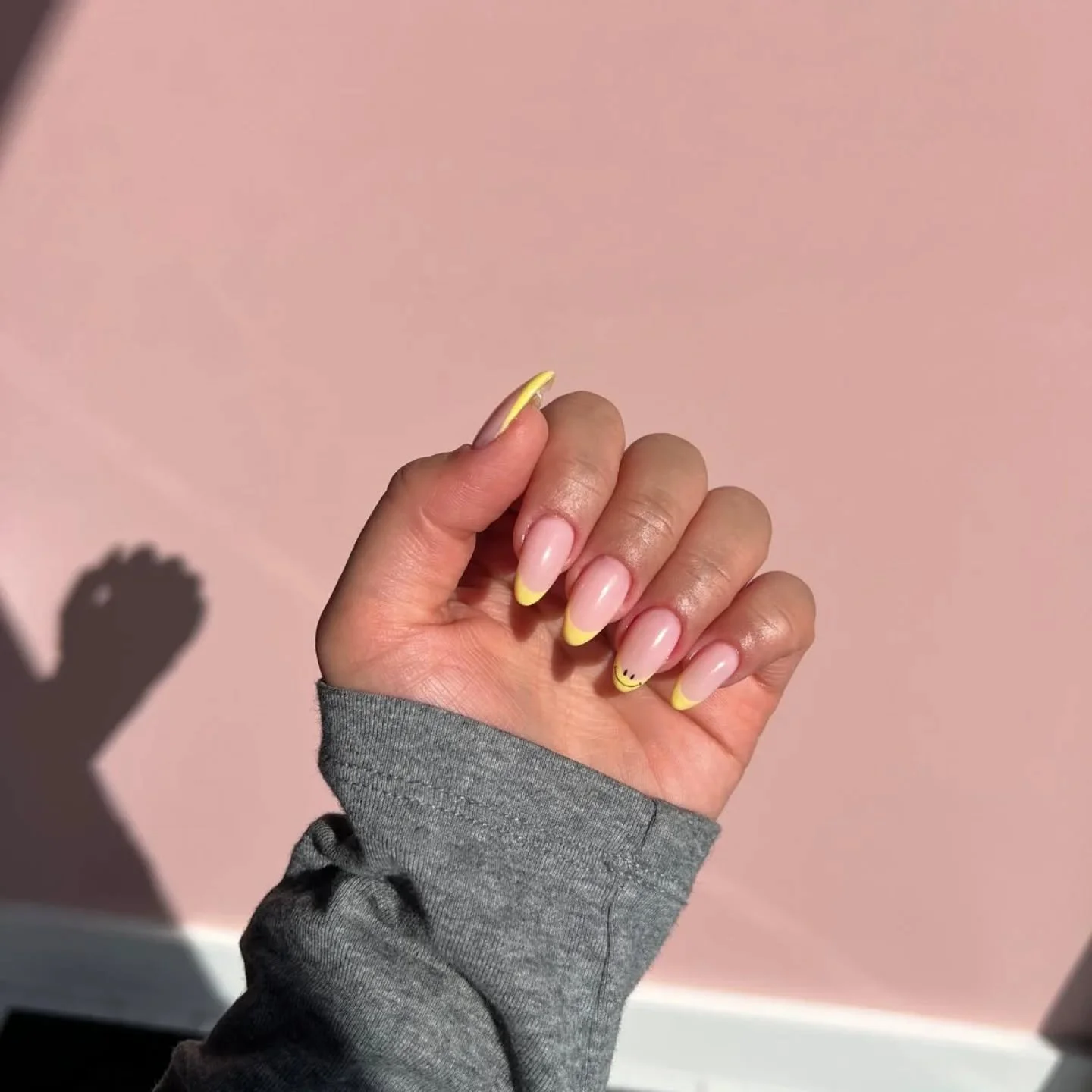 Harleen does it again! 💛✨

Soft pink nails with sunny yellow French tips and the cutest smiley detail for the perfect playful summer set ☀️ Clean, fresh, and impossible not to smile at 😊