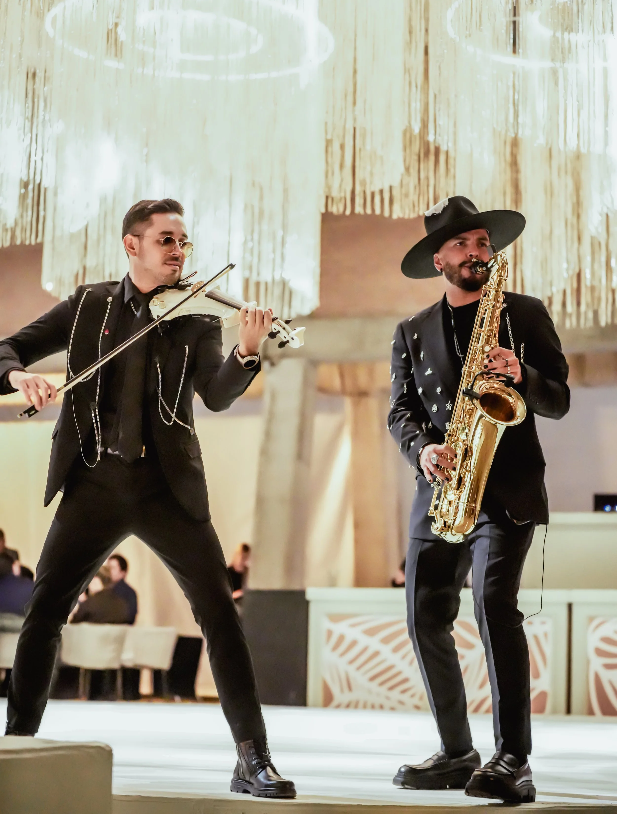 tato Venegas tiene una gama interminable de shows para las mejores bodas en mexico y en el mundo, en este caso lo vemos en dueto con Fernando Magdaleno violinista donde los dos artistas en escena te brindan la sensación de un concierto en tu boda