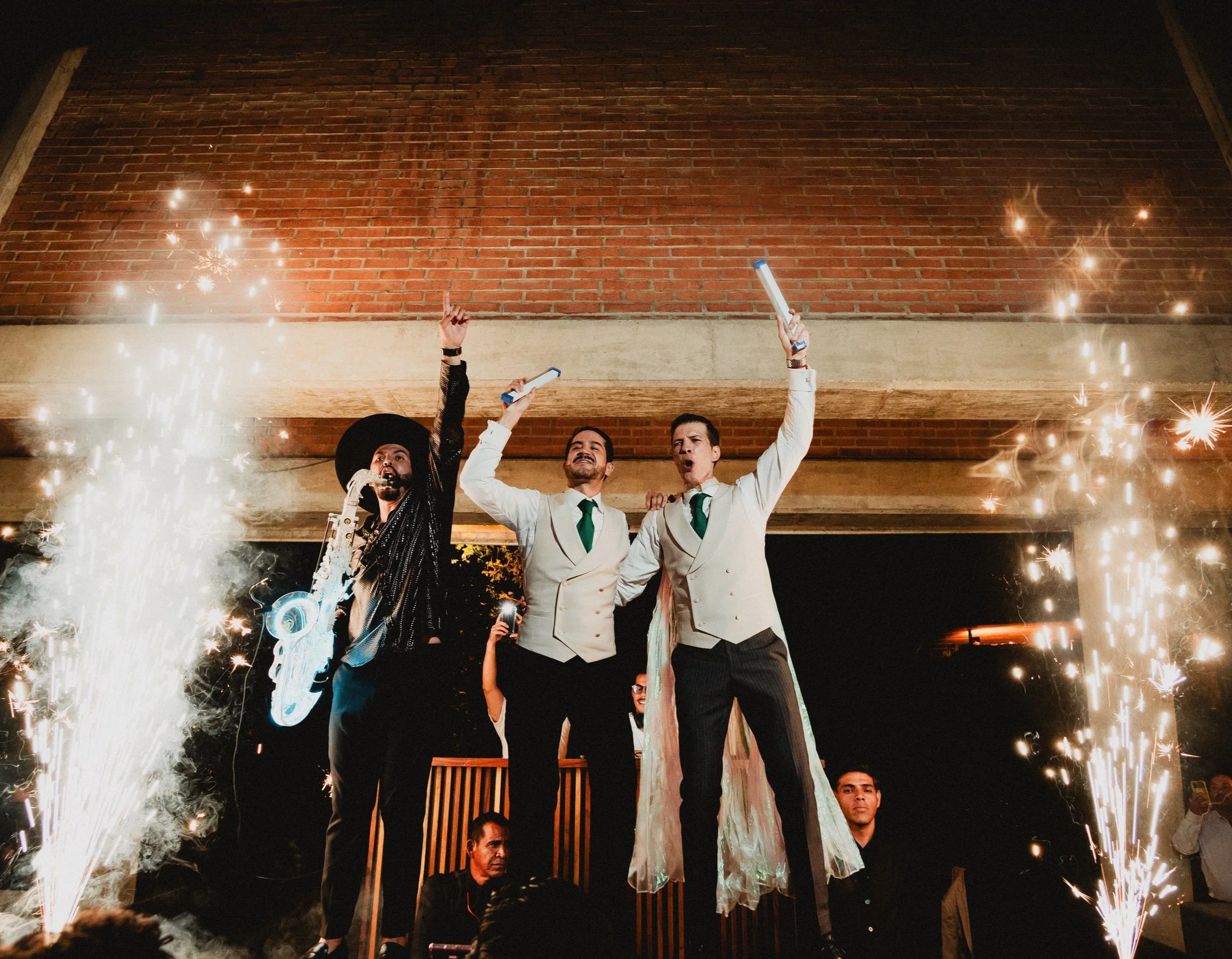 happening de sax en tu boda para hacer una erupcionamos volcánica de magia, felicidad, adrenalina, los novios terminan la noche montados en la barra con fuegos artificiales y acompañados del mejor saxofonista de bodas en mexico tato venegas