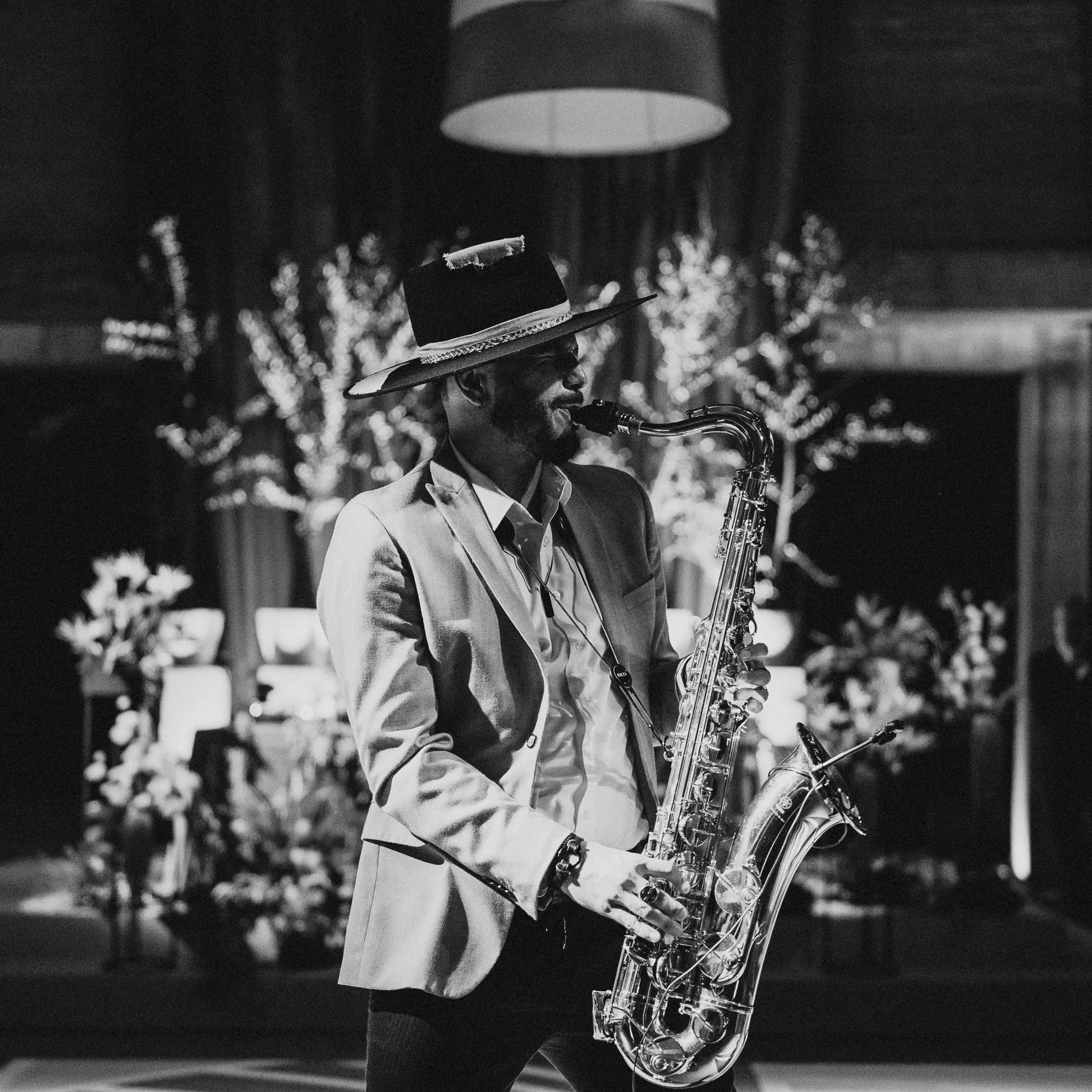 mas que solo musica. en tu boda cada detalle cuenta y el estilo que le impregna tato Venegas con sus outfits genera una armonía y hace sentir un festival de musica internacional al alcance de tu boda mágica y exclusiva