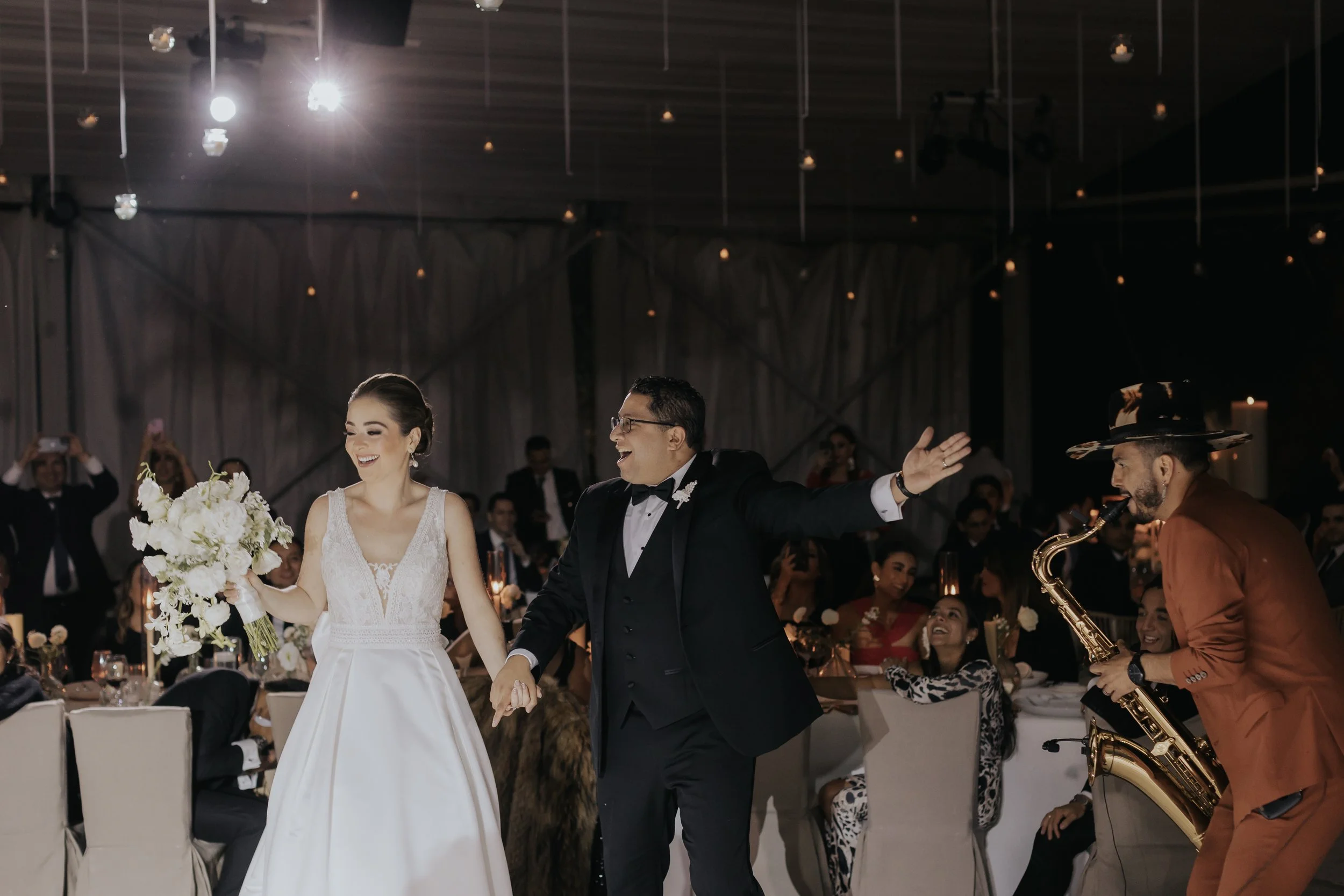 entrada principal de novios en boda lujosa y exclusiva acompañados por el mejor saxofonista de bodas en mexico tato Venegas, la cara de los recién casados en su boda refleja el nivel del espectáculo que este saxofonista presenta en cada show