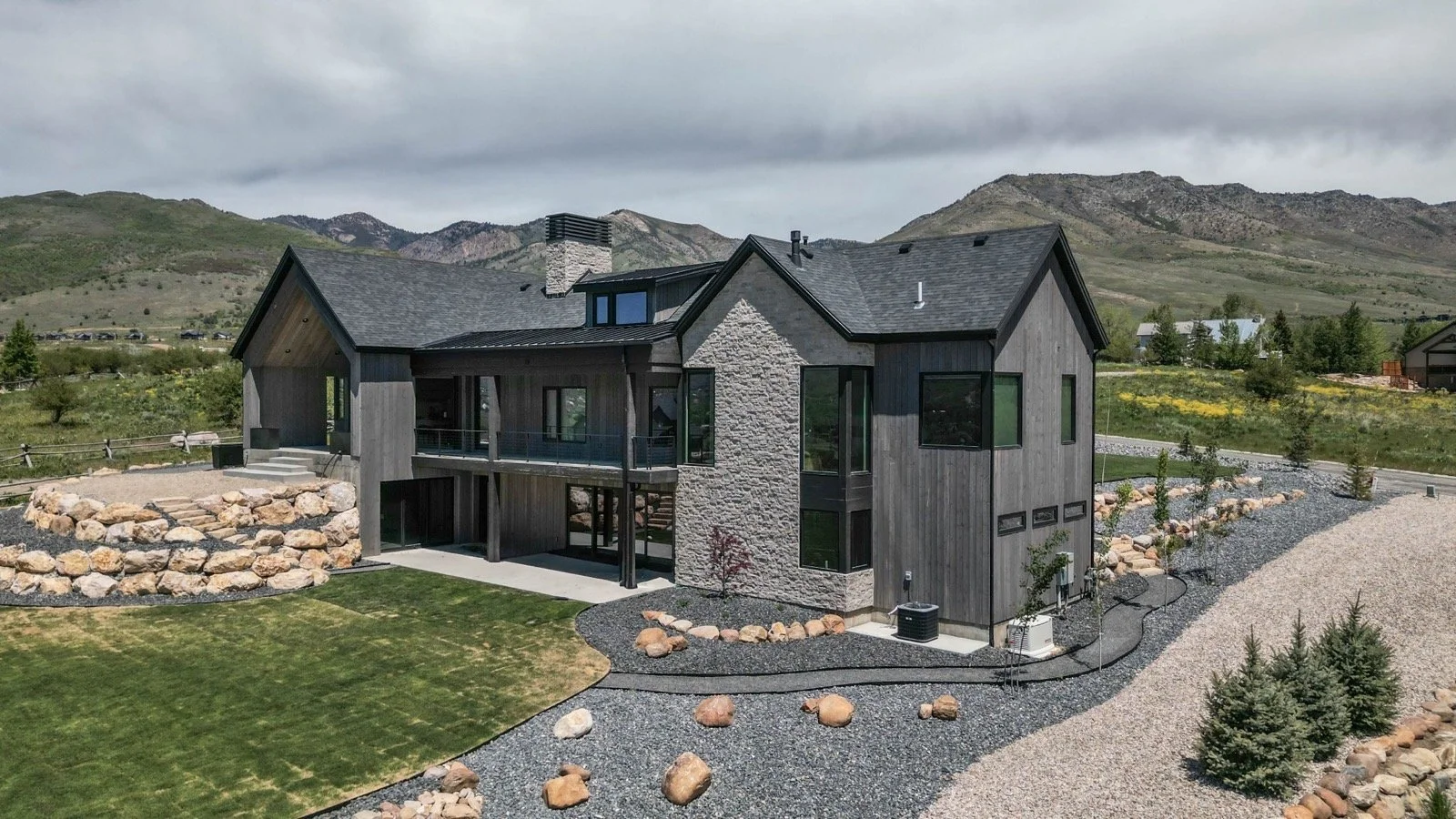 mountain-modern-custom-home-utah-front-entry-driveway-06-gallery_1600.jpeg