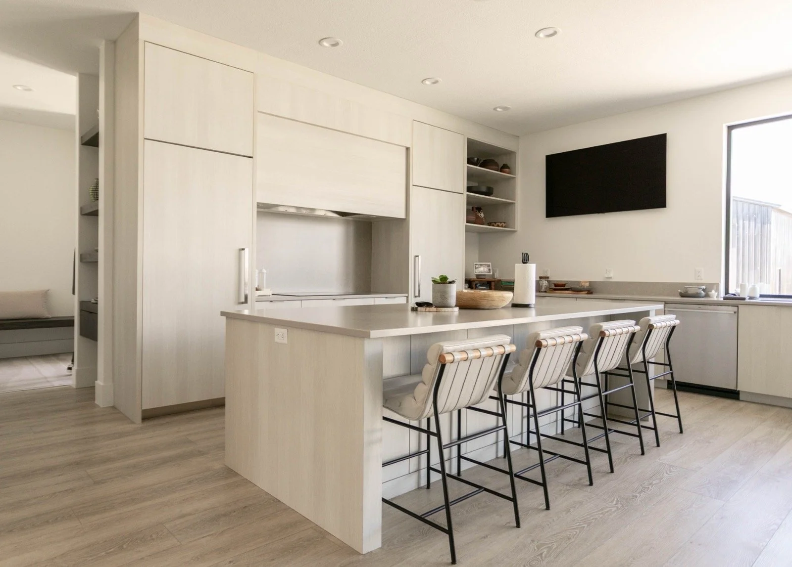 contemporary-custom-home-utah-kitchen-island-breakfast-bar-14-gallery_1600.jpeg