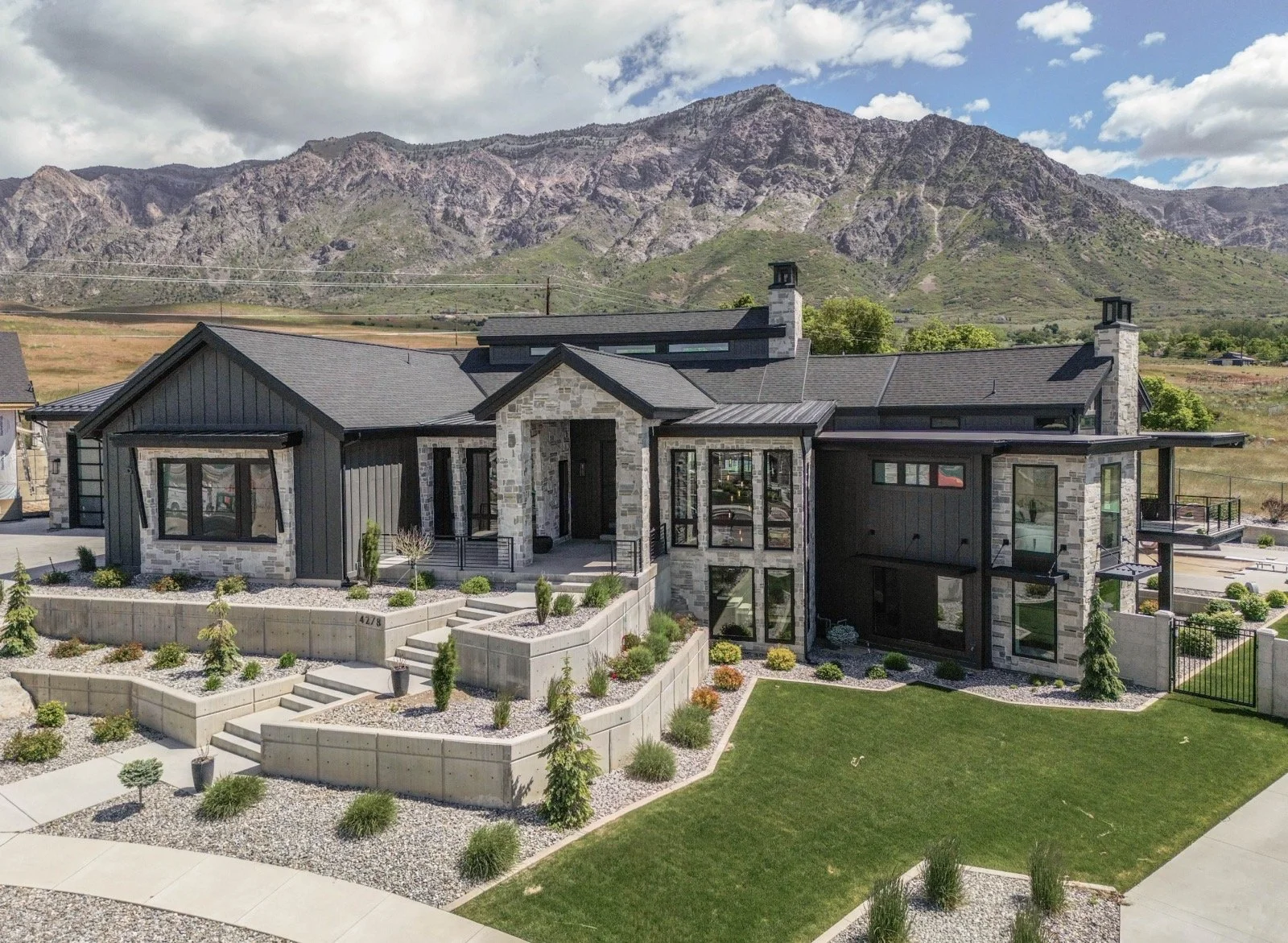 mountain-modern-custom-home-utah-front-exterior-stone-facade-01-gallery_1600.jpeg