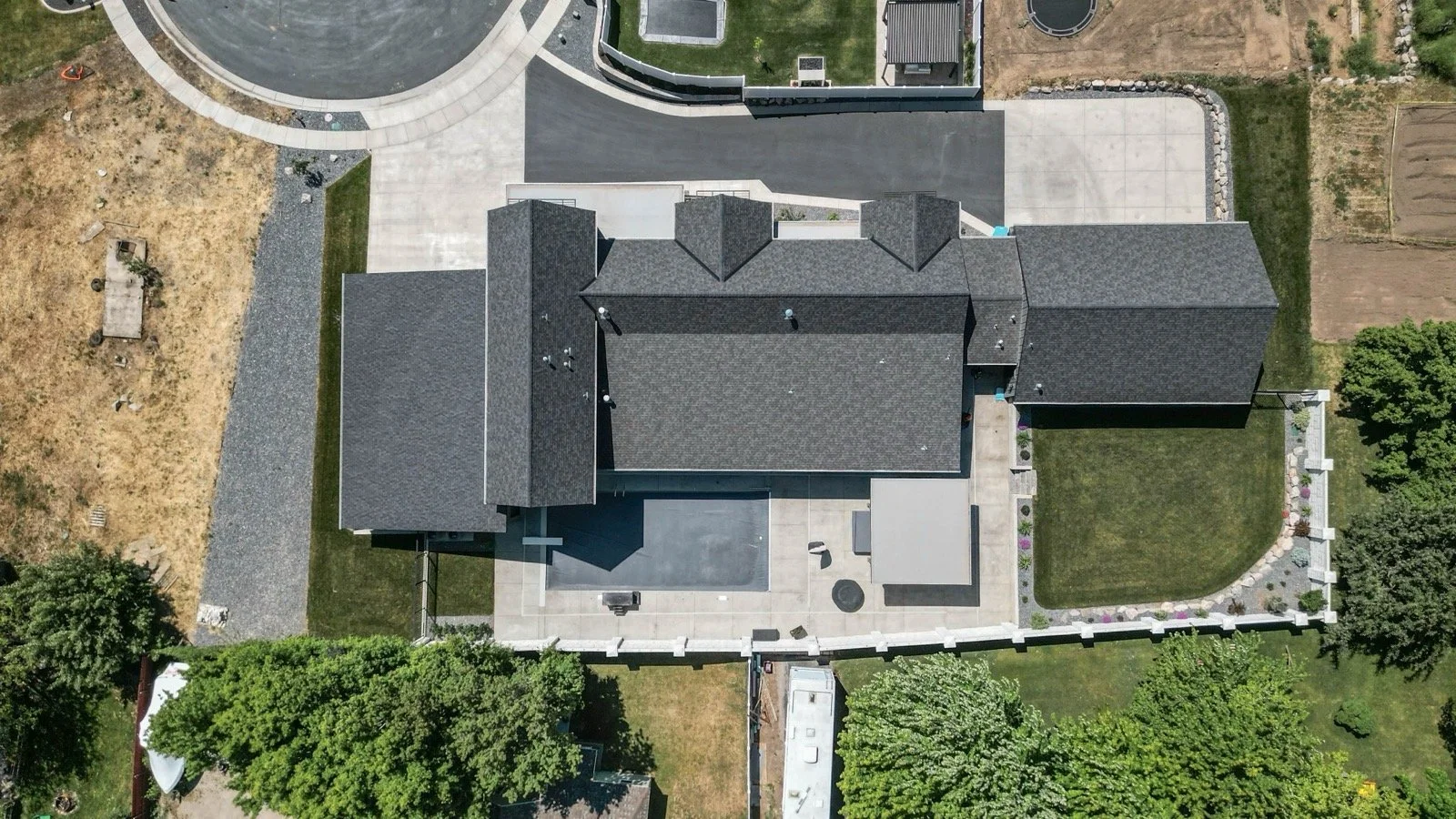 modern-farmhouse-custom-home-utah-roof-plan-pool-aerial-04-gallery_1600.jpeg