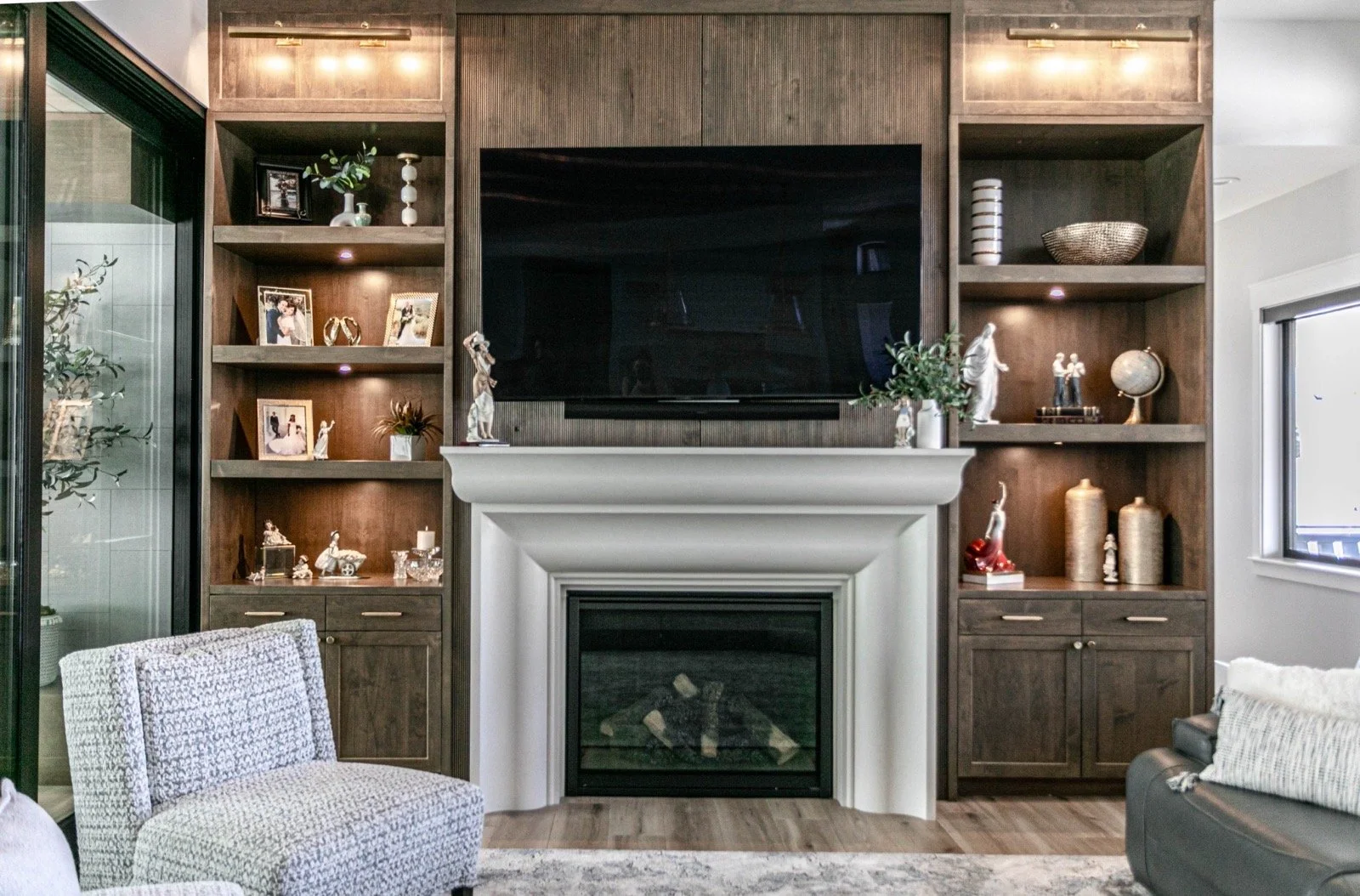 modern-farmhouse-custom-home-utah-built-in-fireplace-wall-13-gallery_1600.jpeg