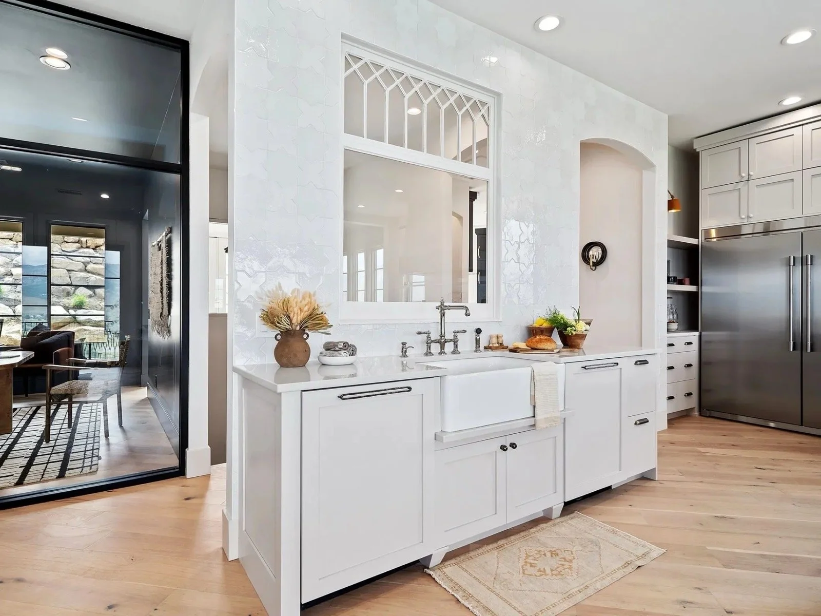 transitional-mountain-home-white-kitchen-farmhouse-sink-butlers-pantry-02.jpeg