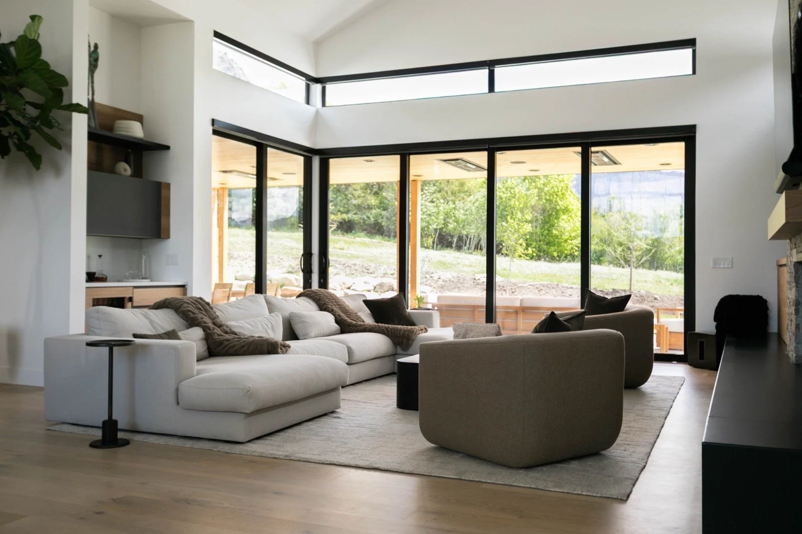 mountain-modern-custom-home-living-room-sliding-glass-doors-08-gallery_1600.jpeg